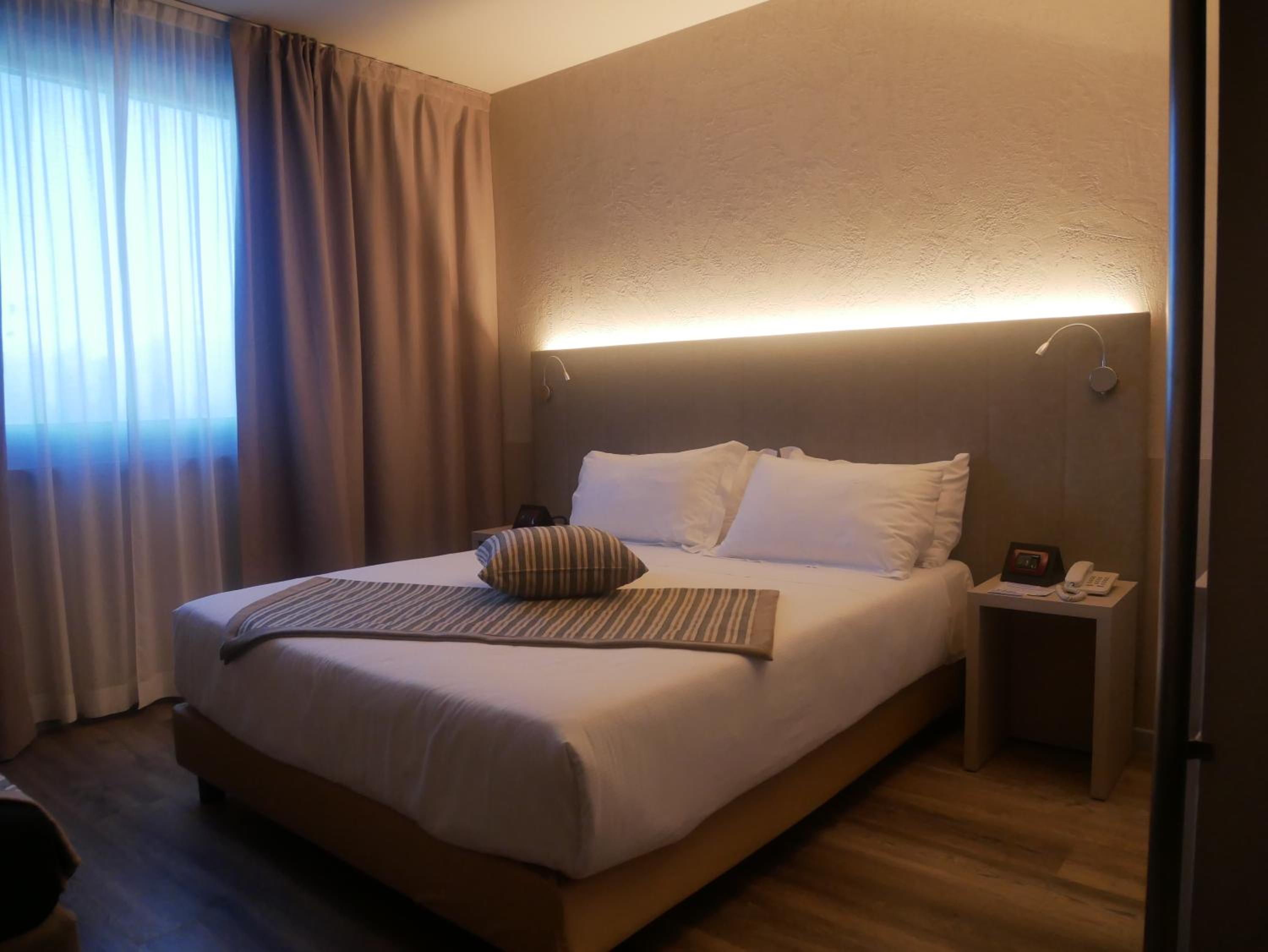 Deluxe Room - Photo 9