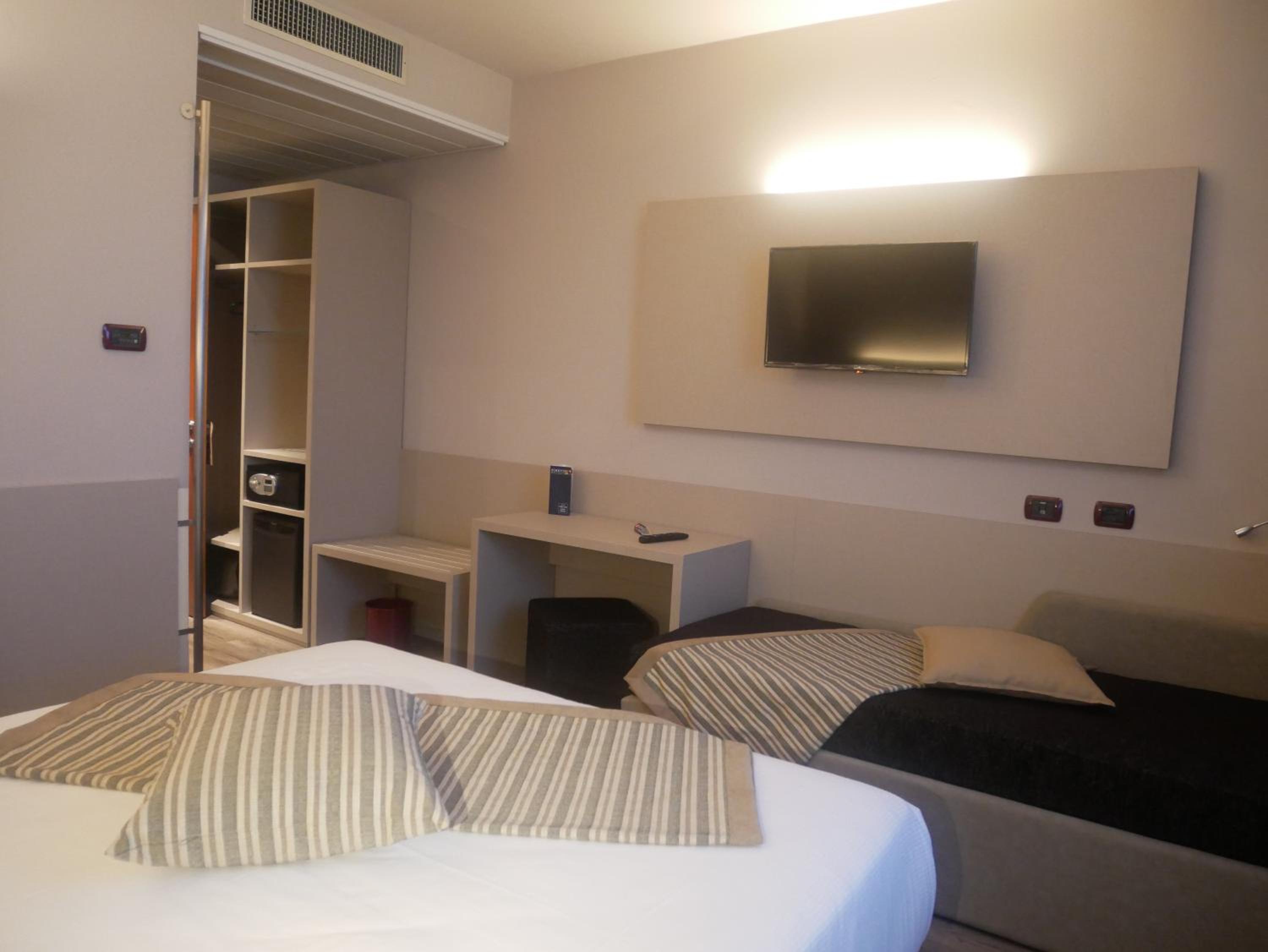 Deluxe Room - Photo 11