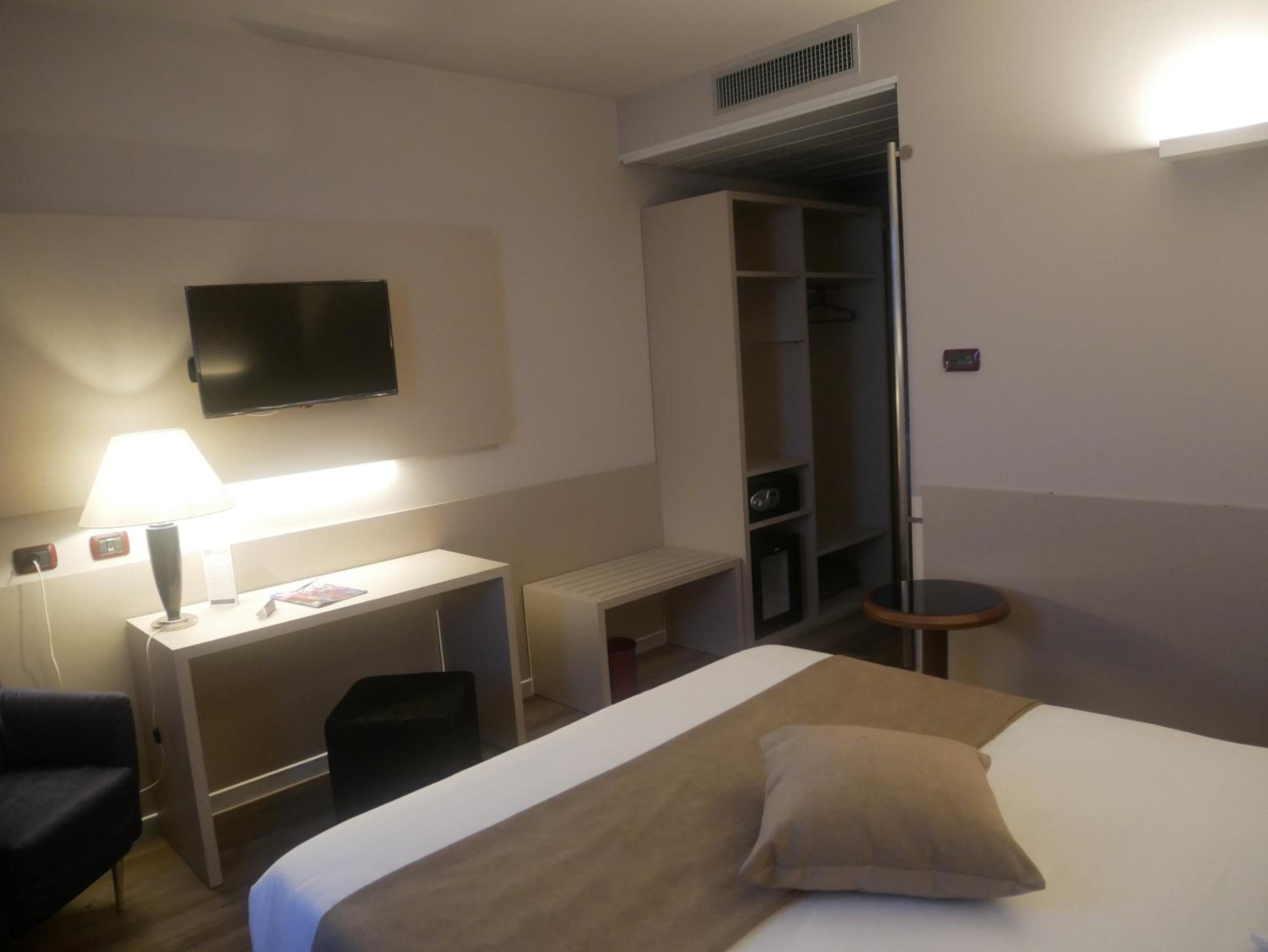 Deluxe Room - Photo 12