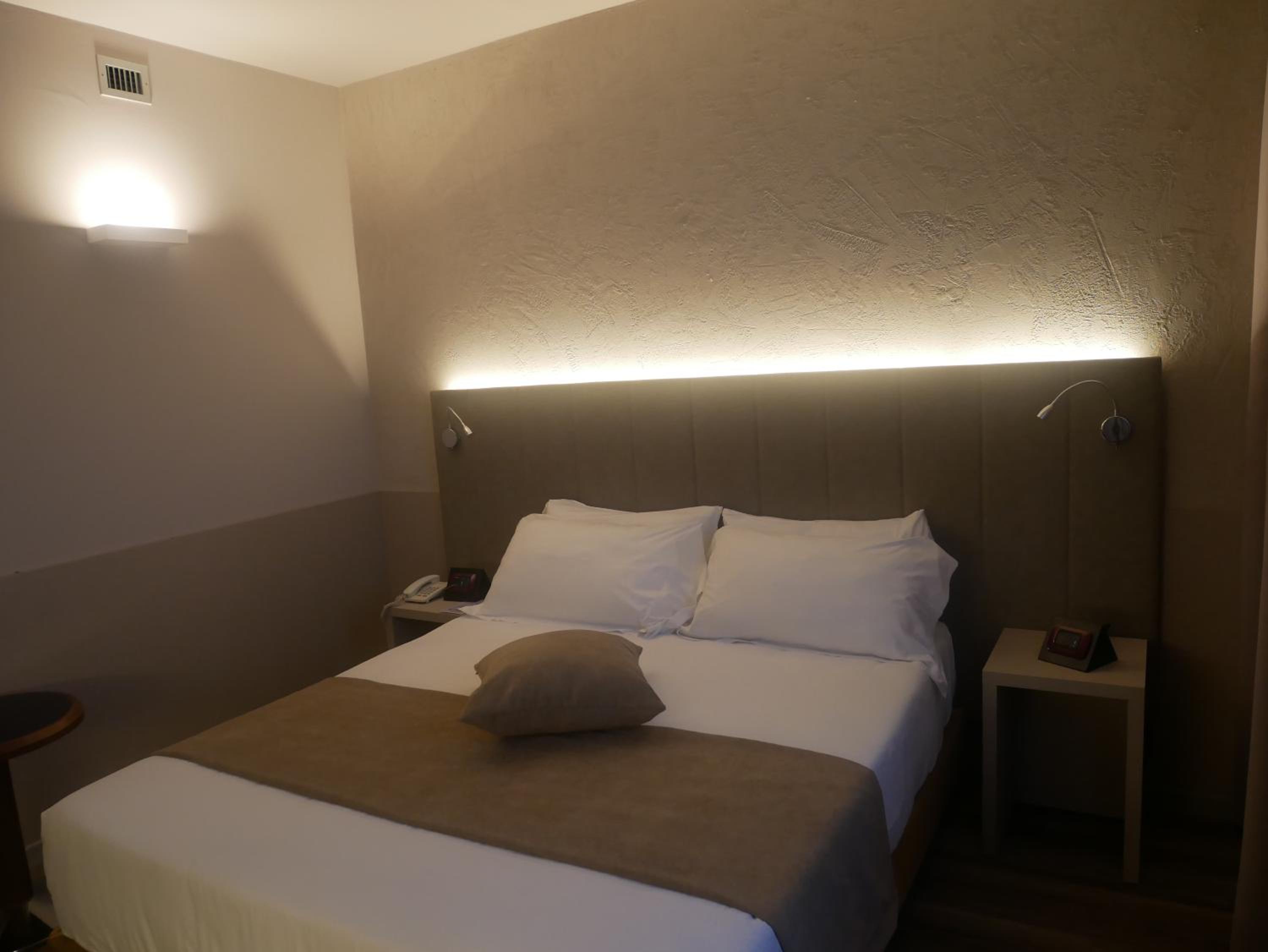 Deluxe Room - Photo 13