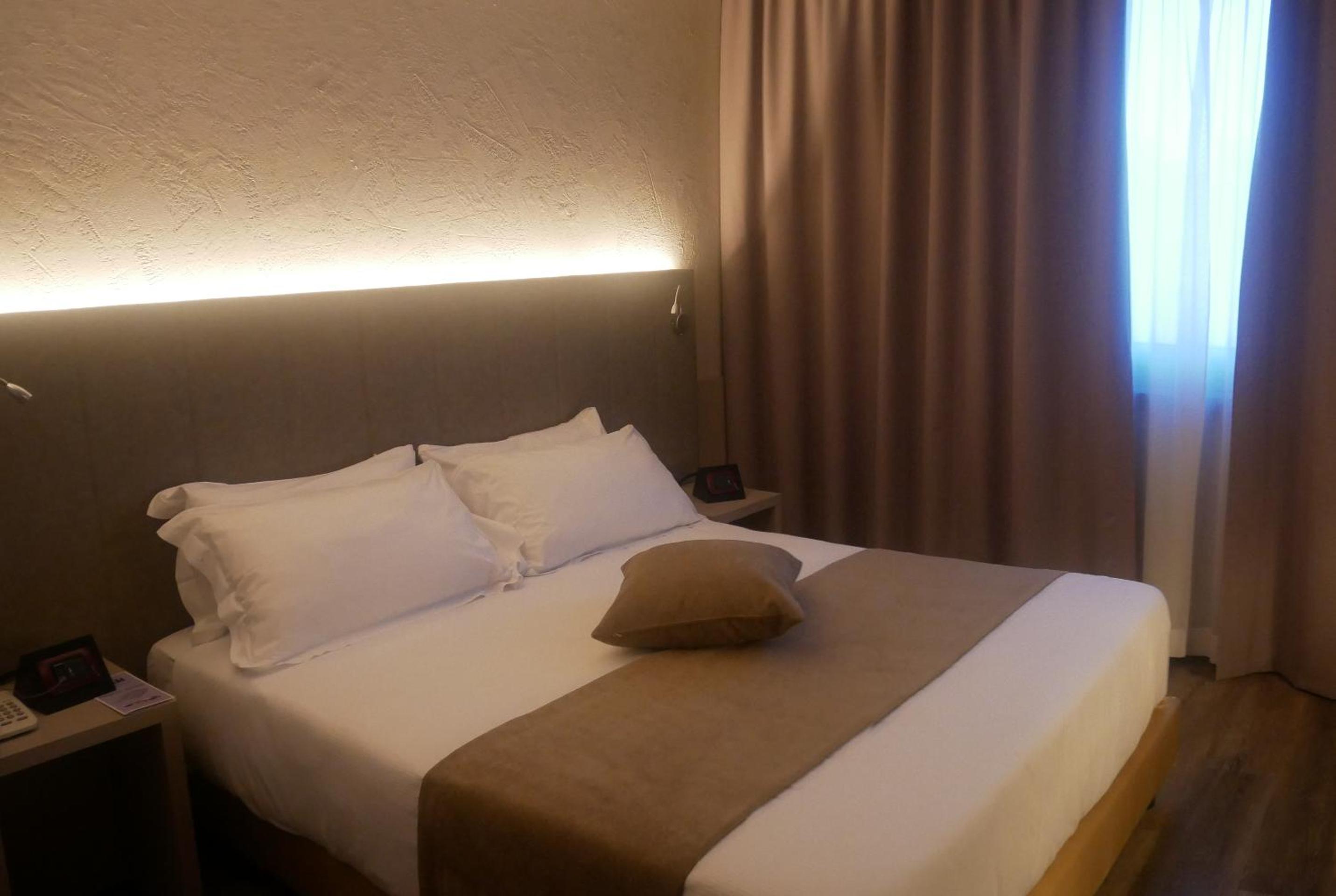 Deluxe Room - Photo 14
