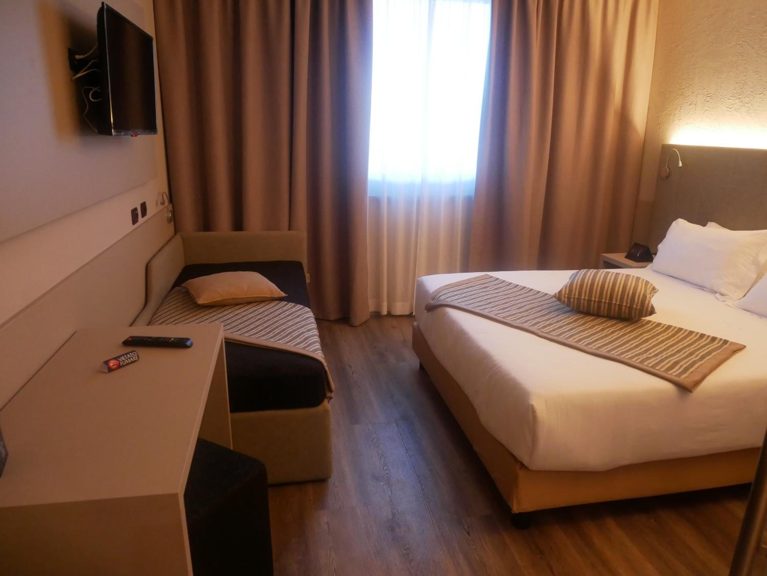 Deluxe Room - Photo 7