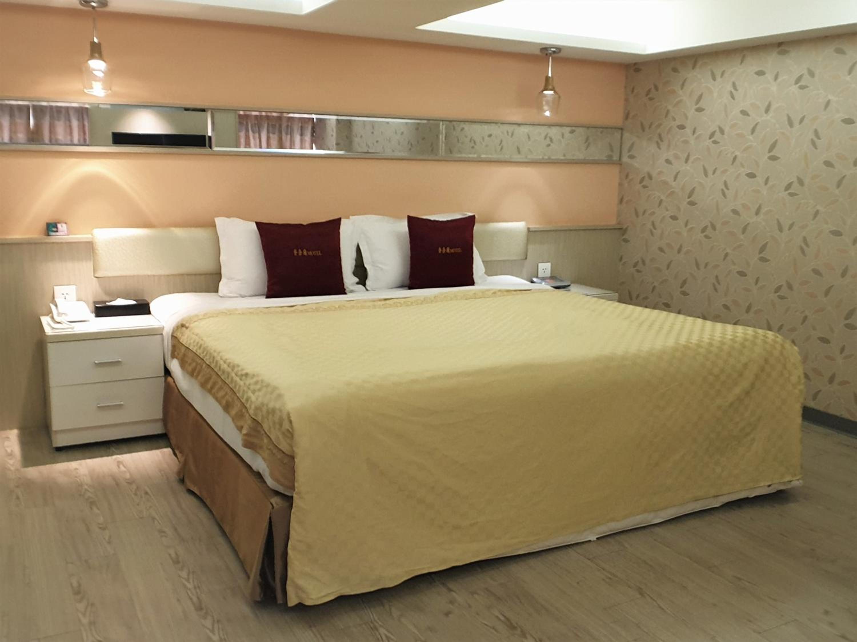 Queen Room photo 2
