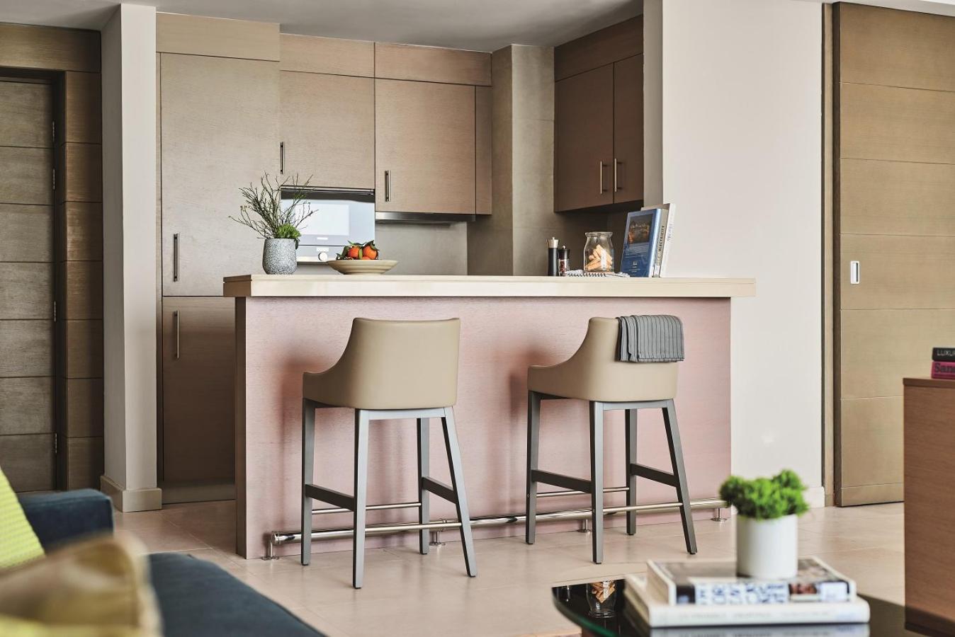 One-Bedroom Apartment with One King Bed and Balcony