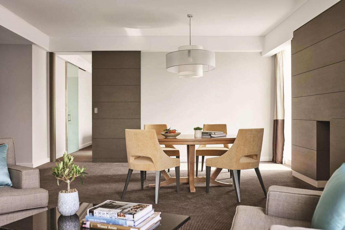 Executive Deluxe King Suite - Lounge Access thumbnail 6