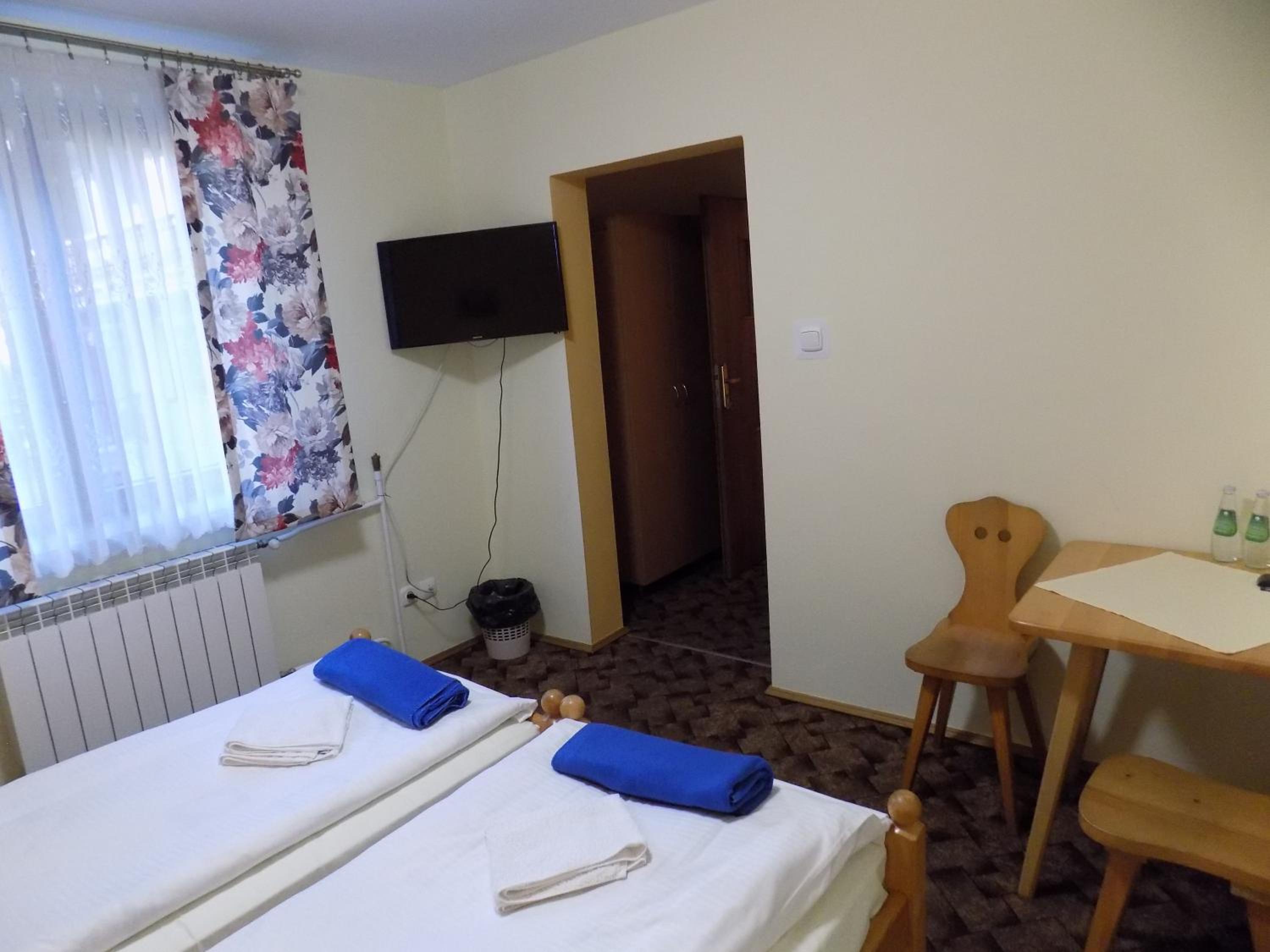 Twin Room - Photo 2
