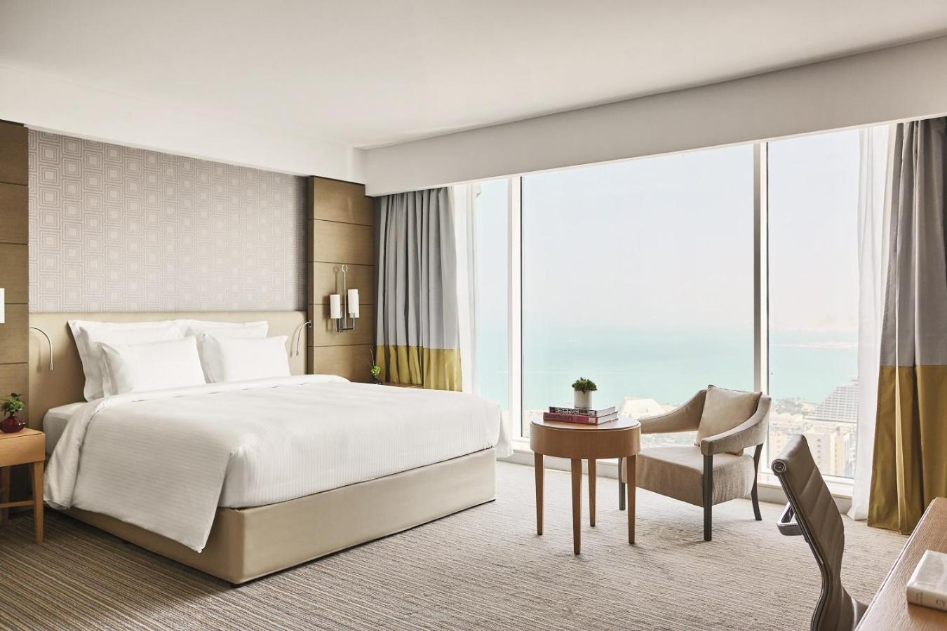 Superior King Room thumbnail 5