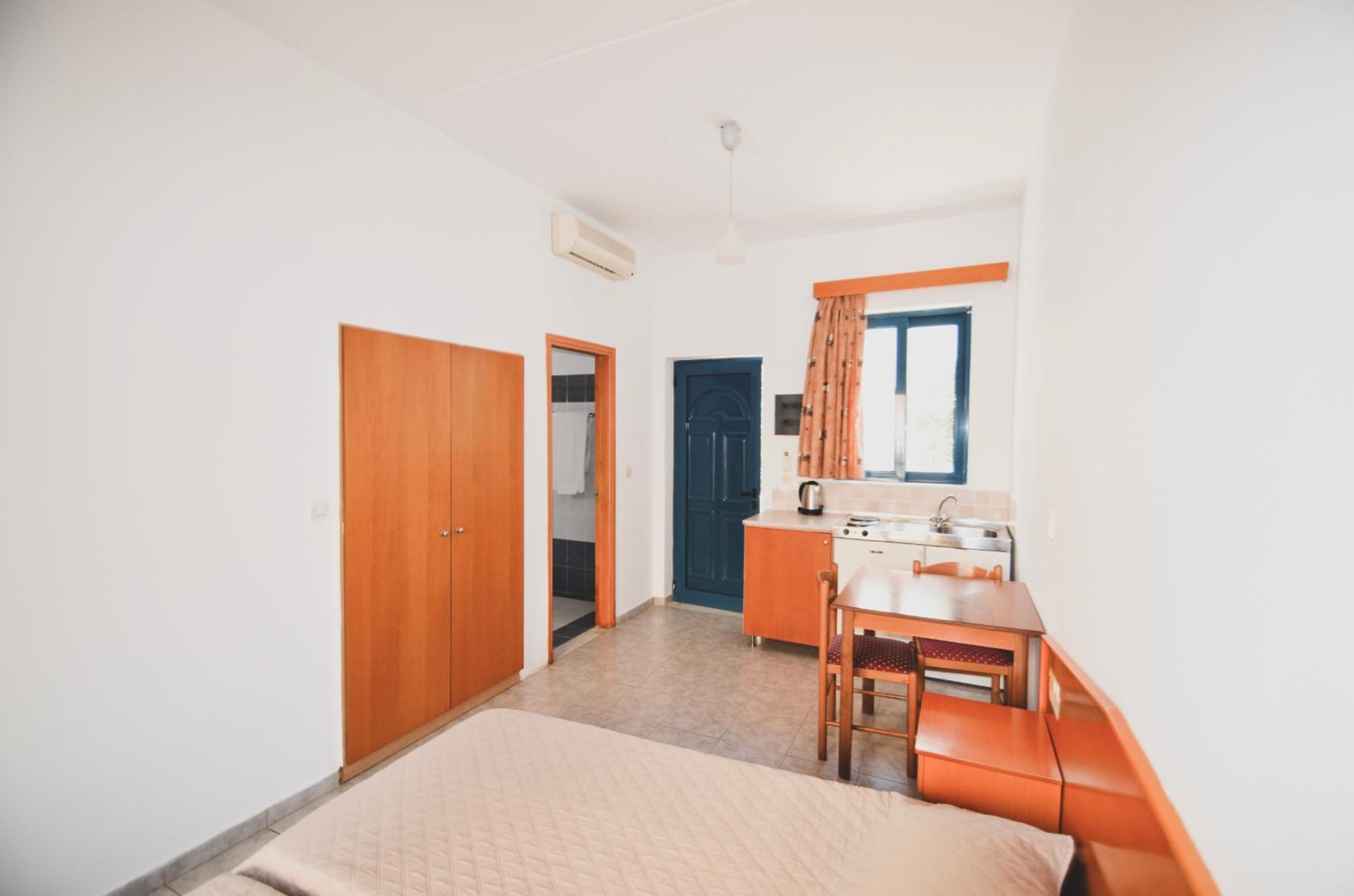 One-Bedroom Apartment - Photo 14