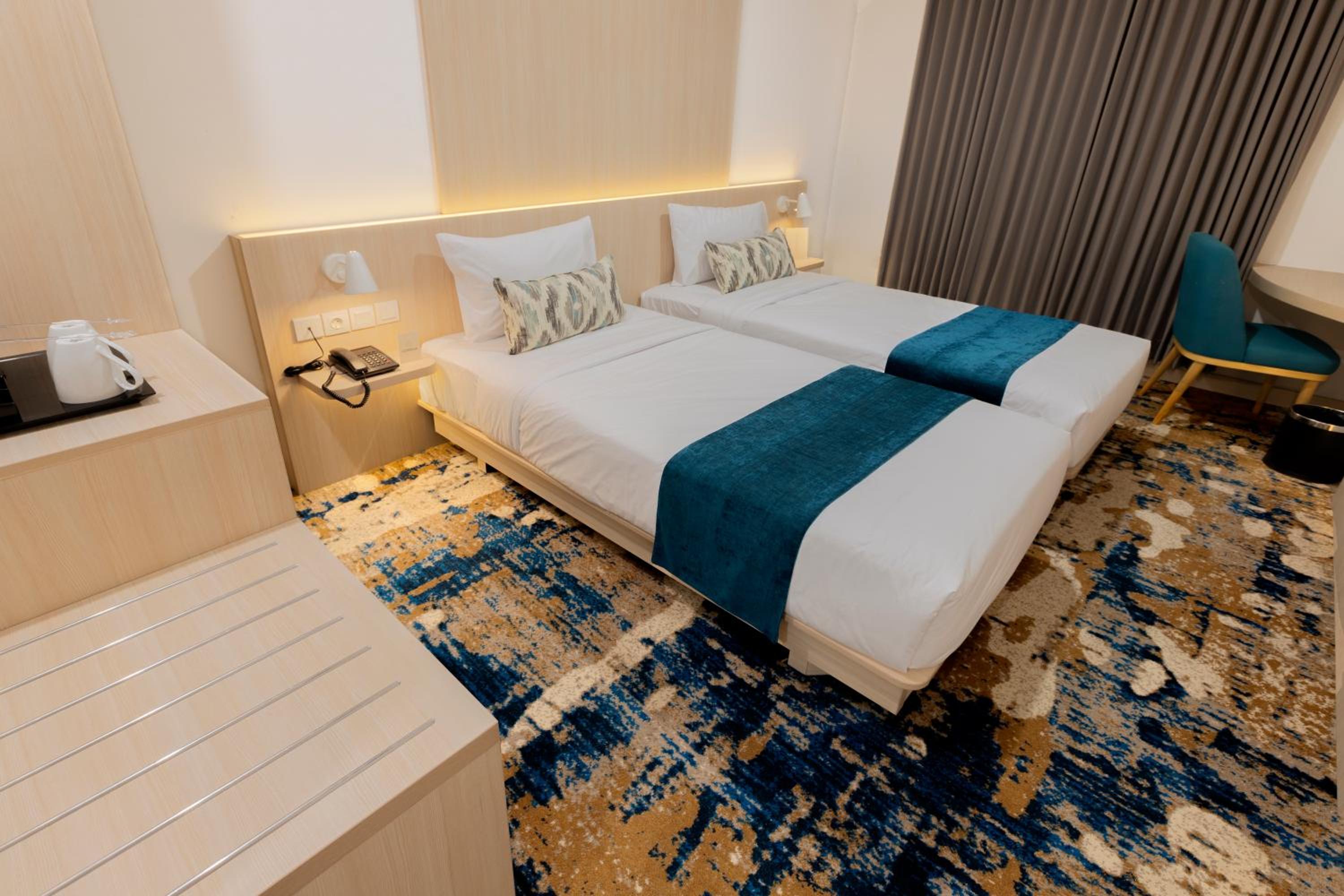 Deluxe Twin Room with View - Photo 4