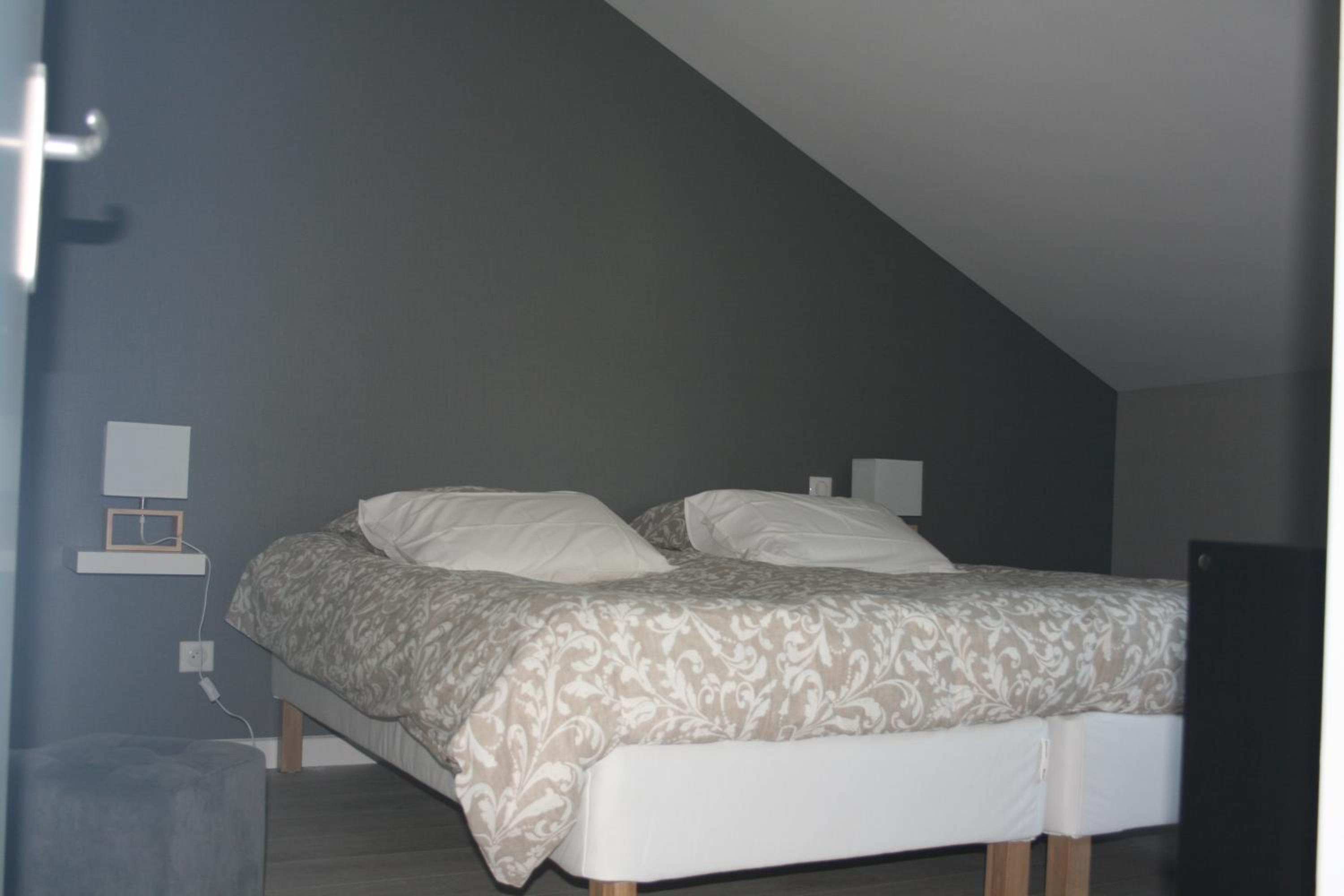 Deluxe Room (2 Adults + 1 Child) - Photo 4