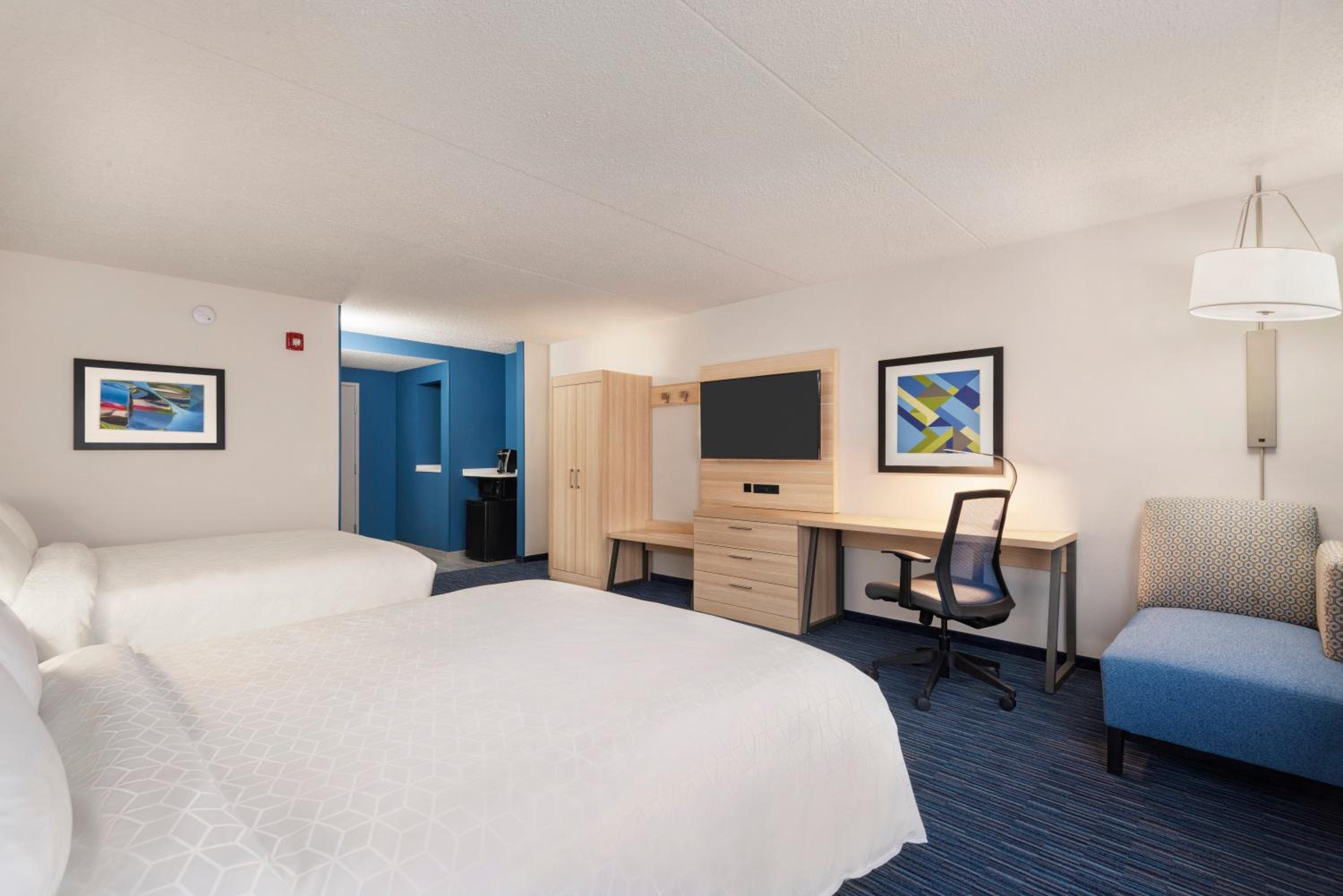 Standard Queen Room with Two Queen Beds - Photo 5