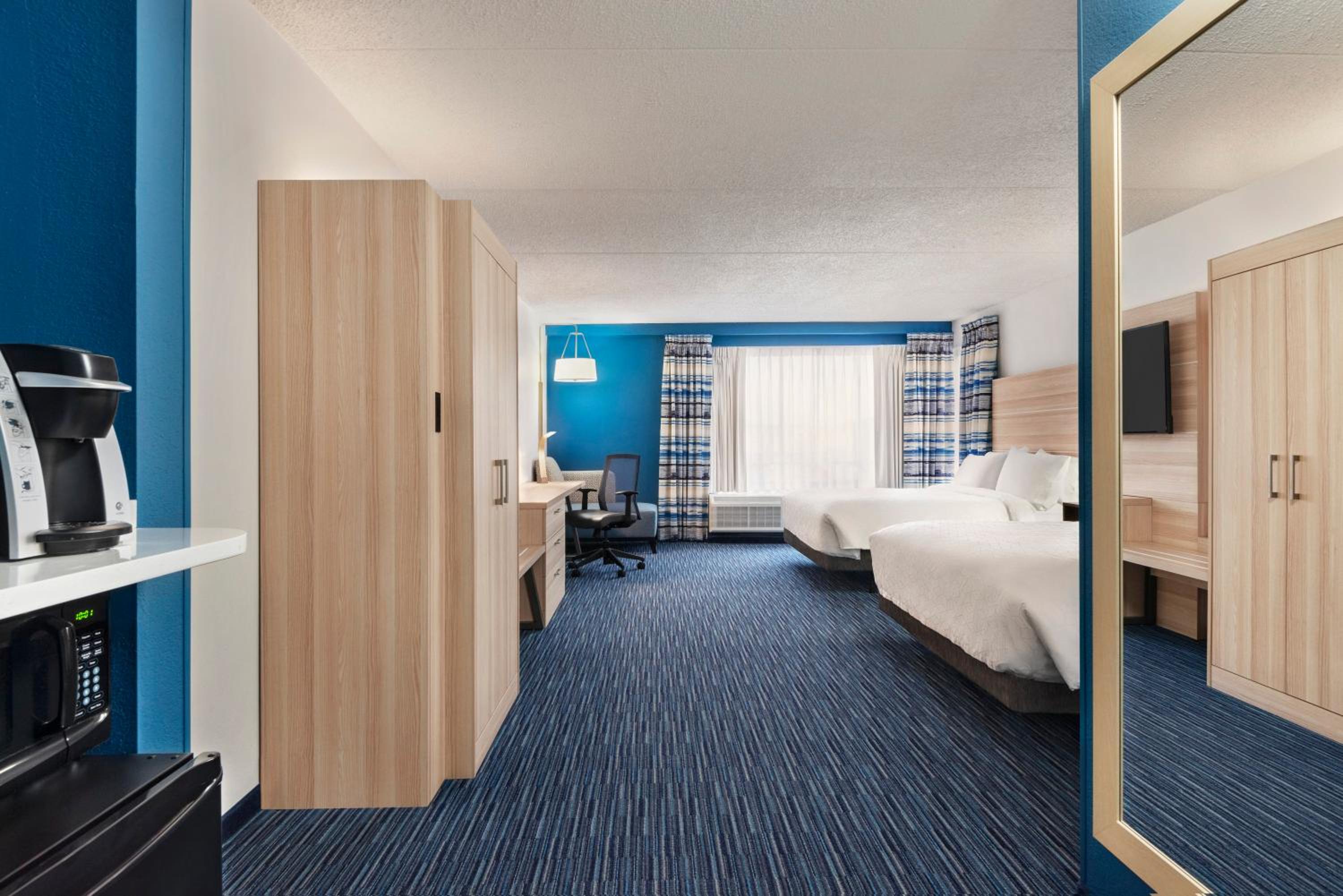 Standard Queen Room with Two Queen Beds - Photo 6