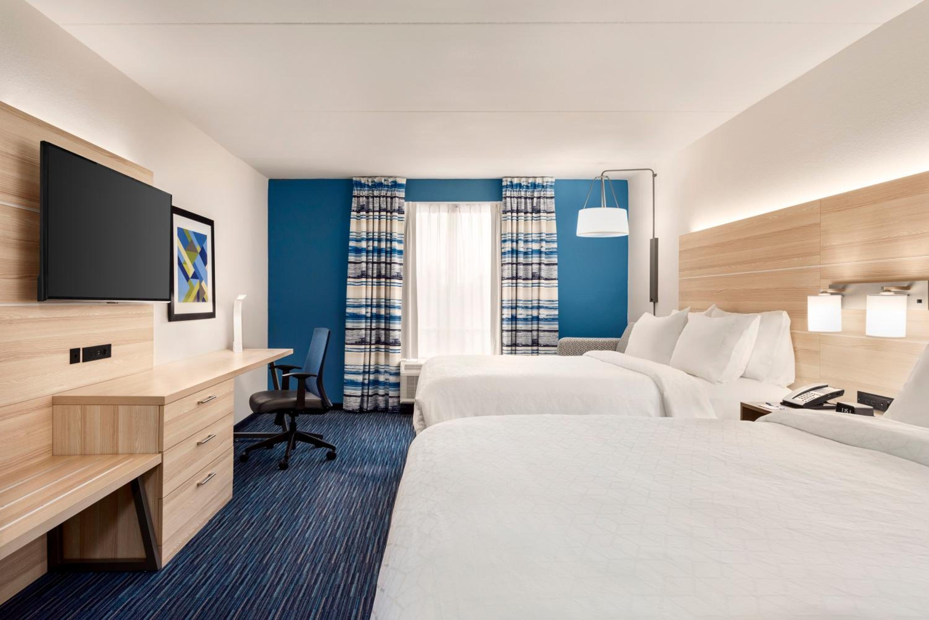 Standard Queen Room with Two Queen Beds - Photo 3
