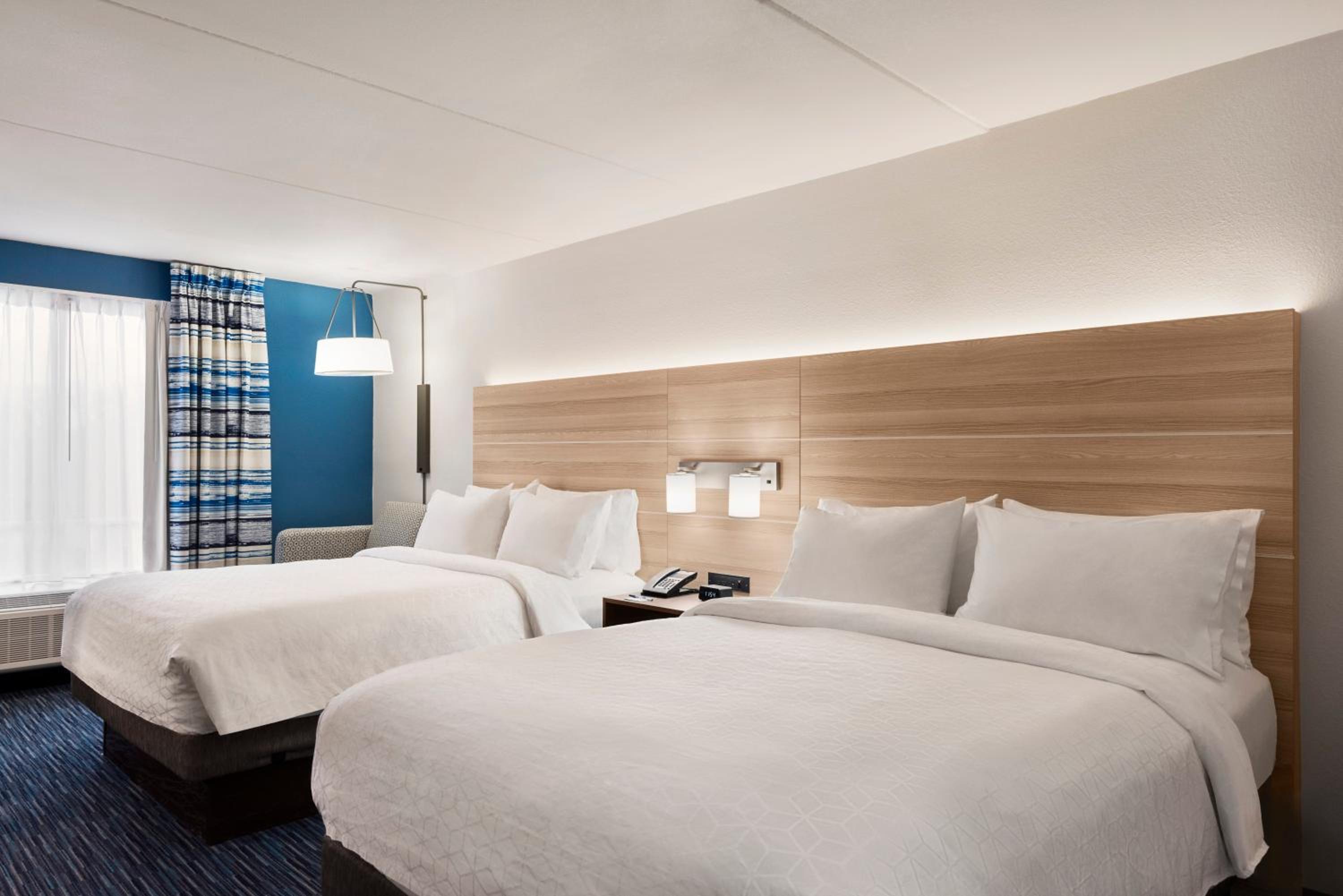 Standard Queen Room with Two Queen Beds - Photo 4