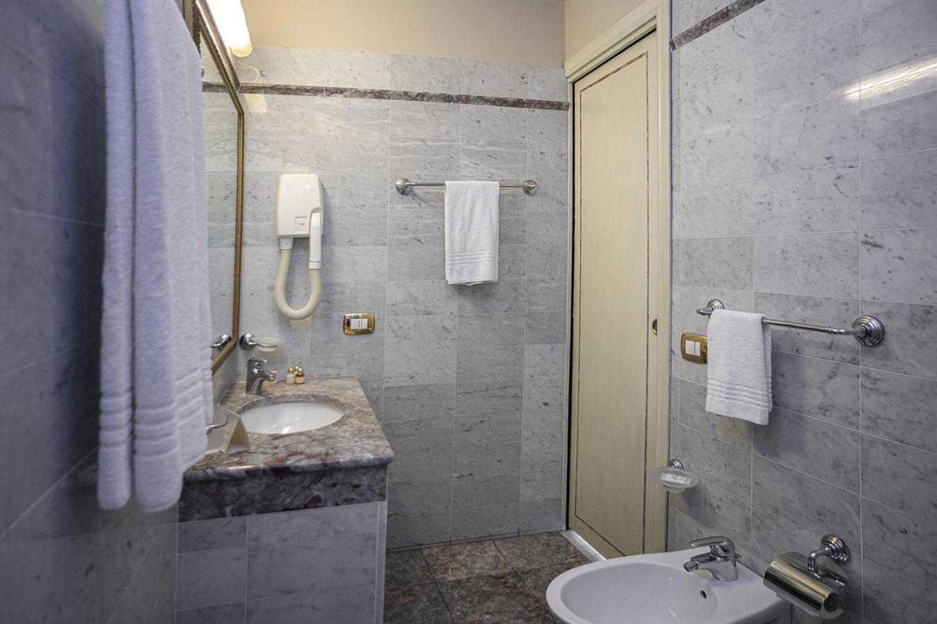 Single Room thumbnail 5