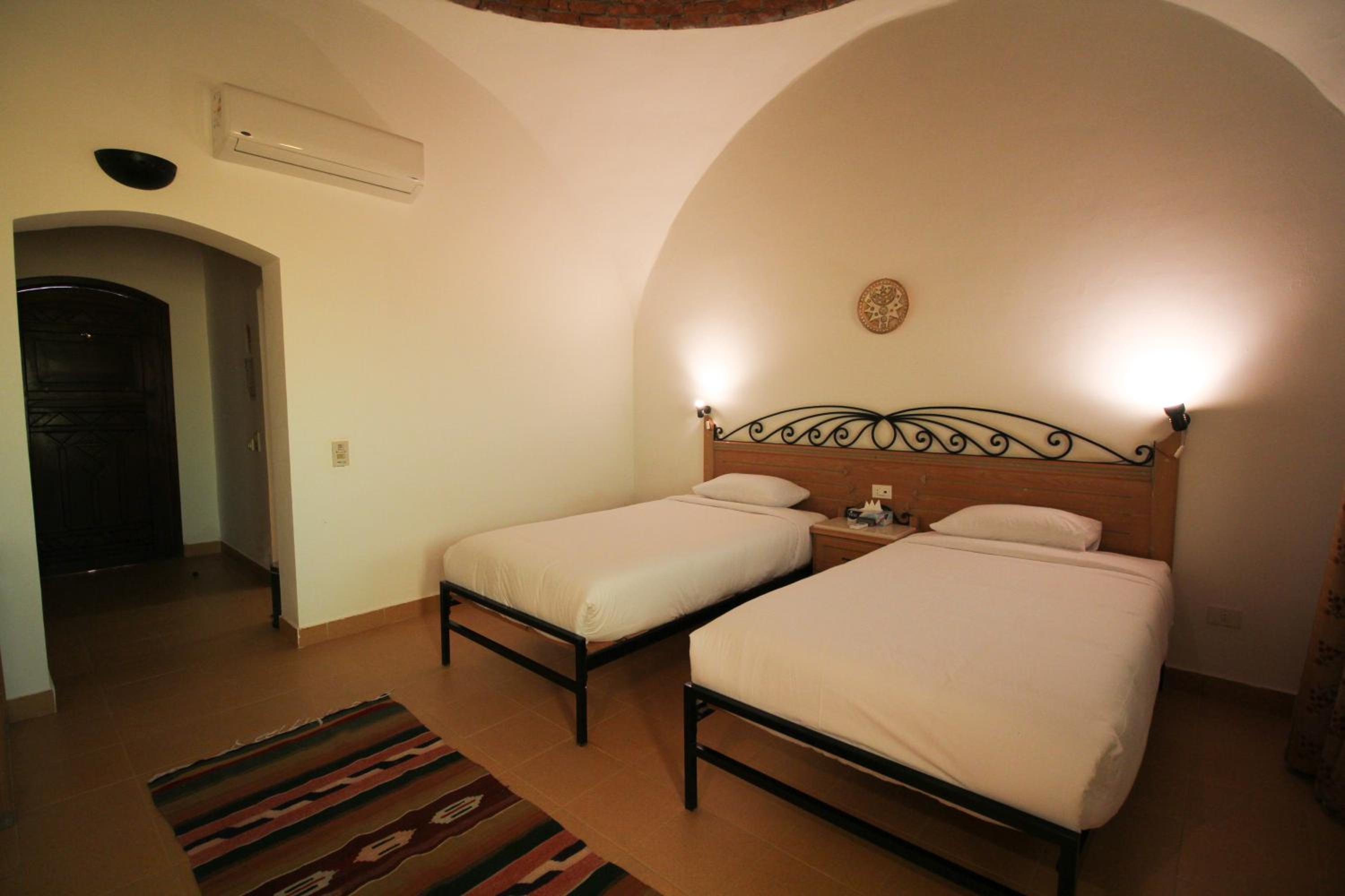 Twin Room with Private Bathroom photo 1
