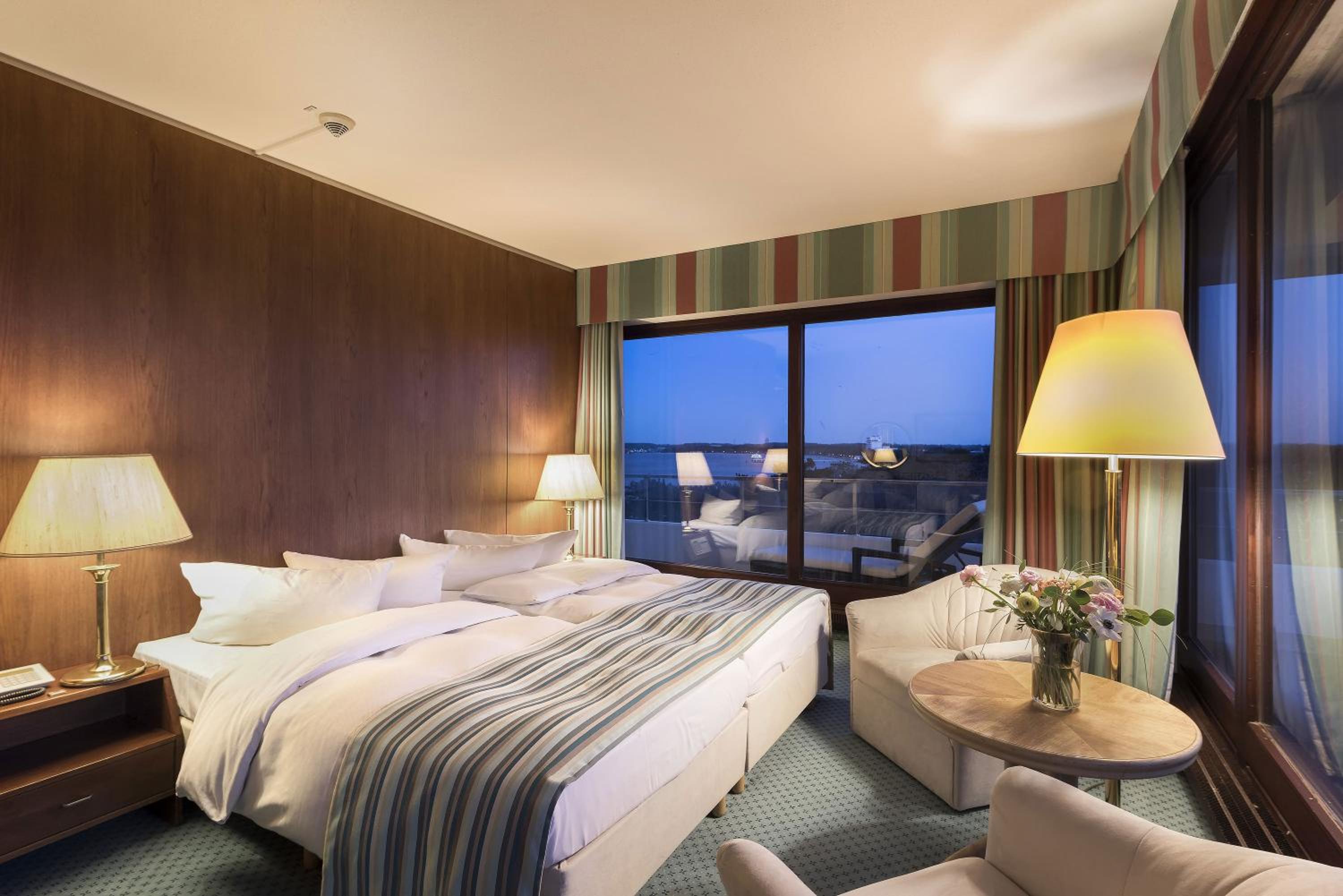 Superior Plus Corner room with park view
