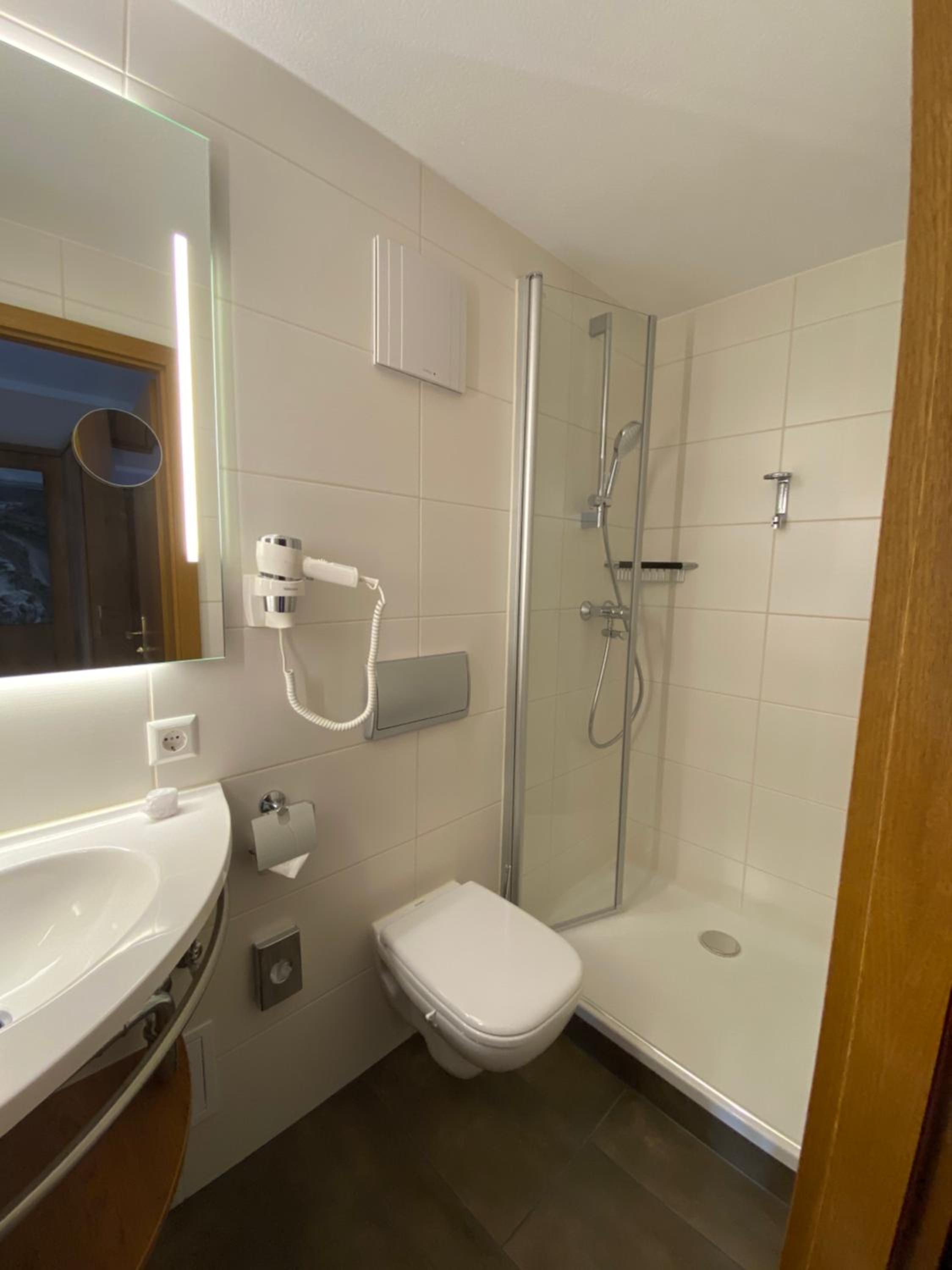 Double Room with Balcony - Photo 3