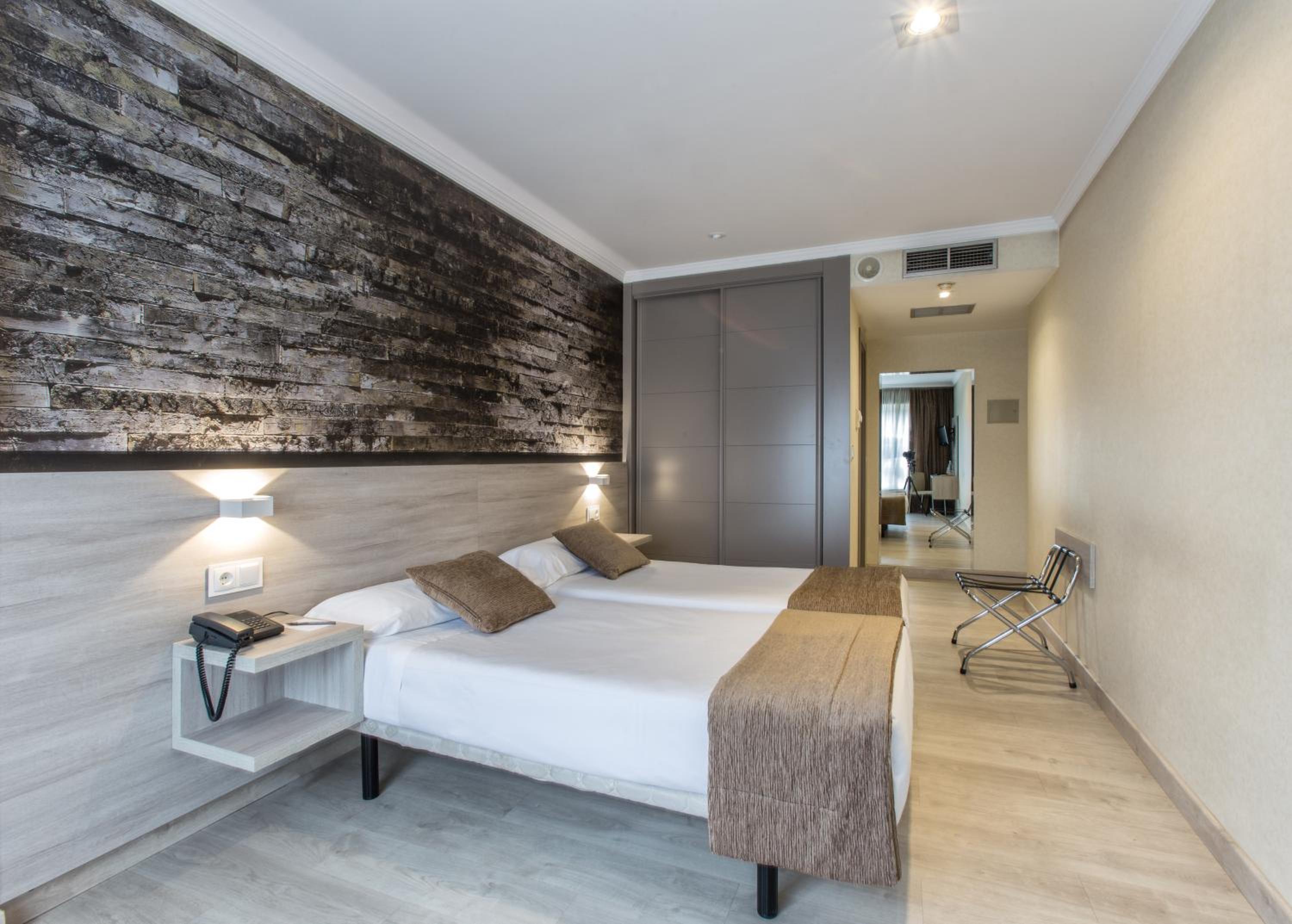 Superior Twin Room - Photo 12