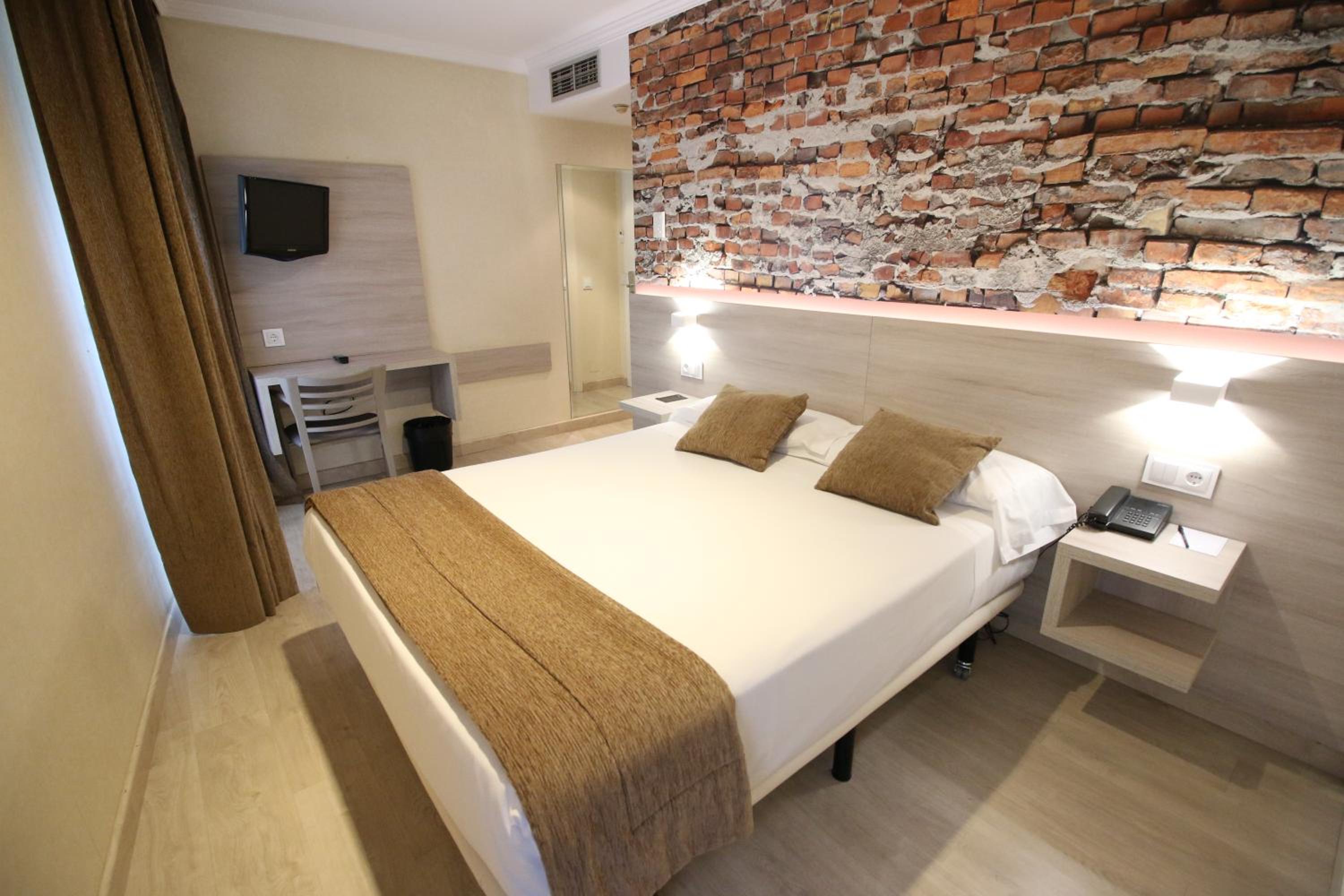 Double or Twin Room - Photo 2