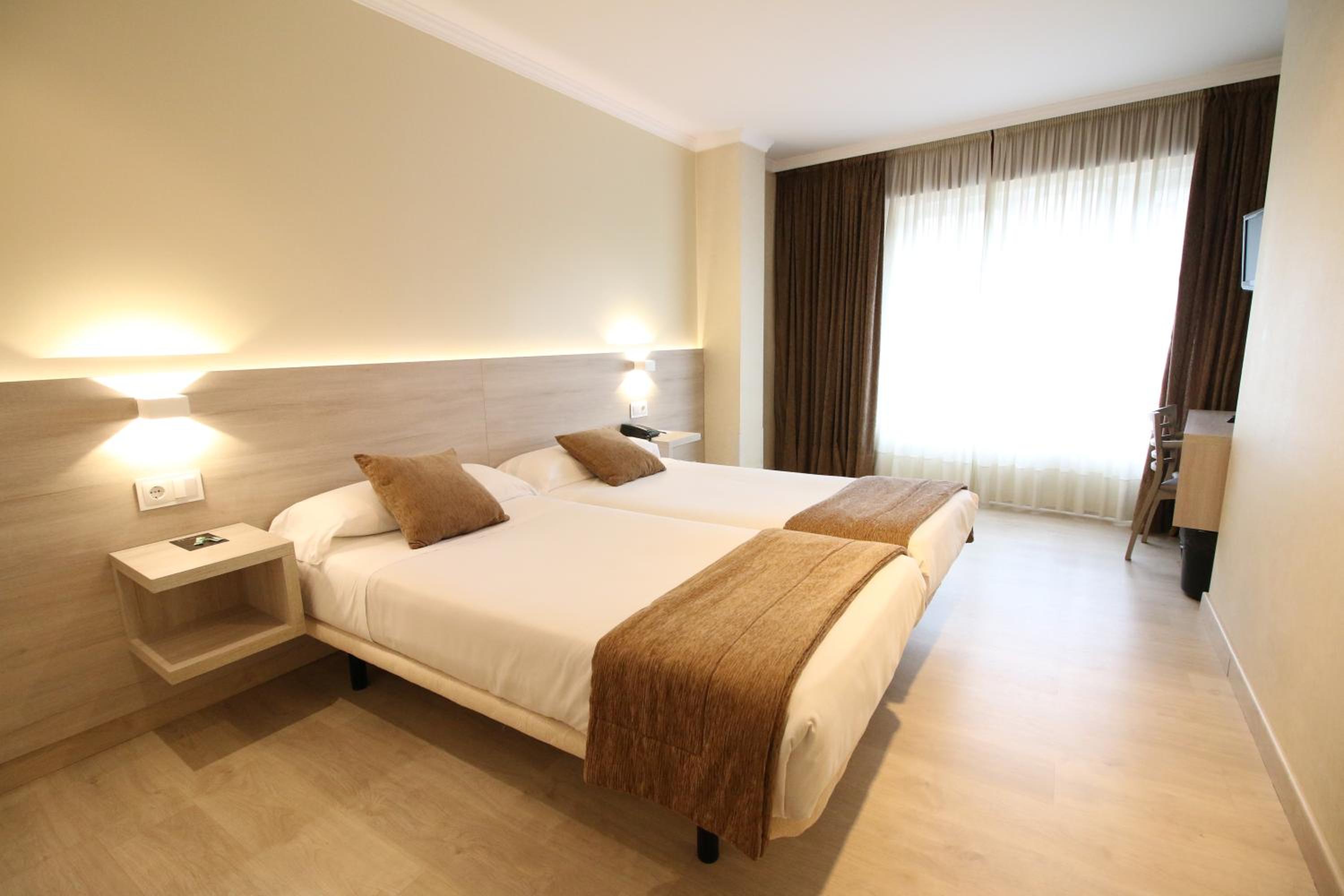 Double or Twin Room - Photo 5