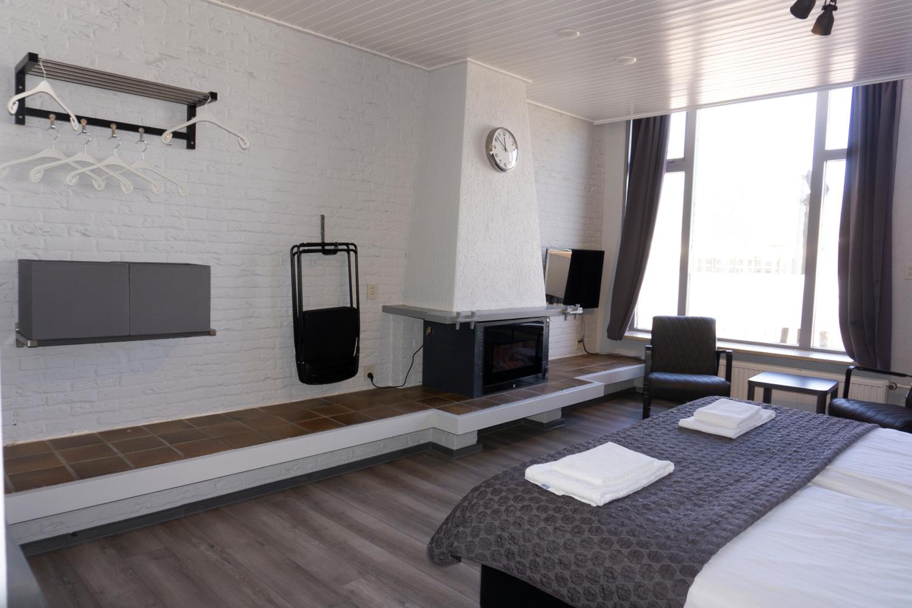 Family Room (2 Adults + 2 Children)
