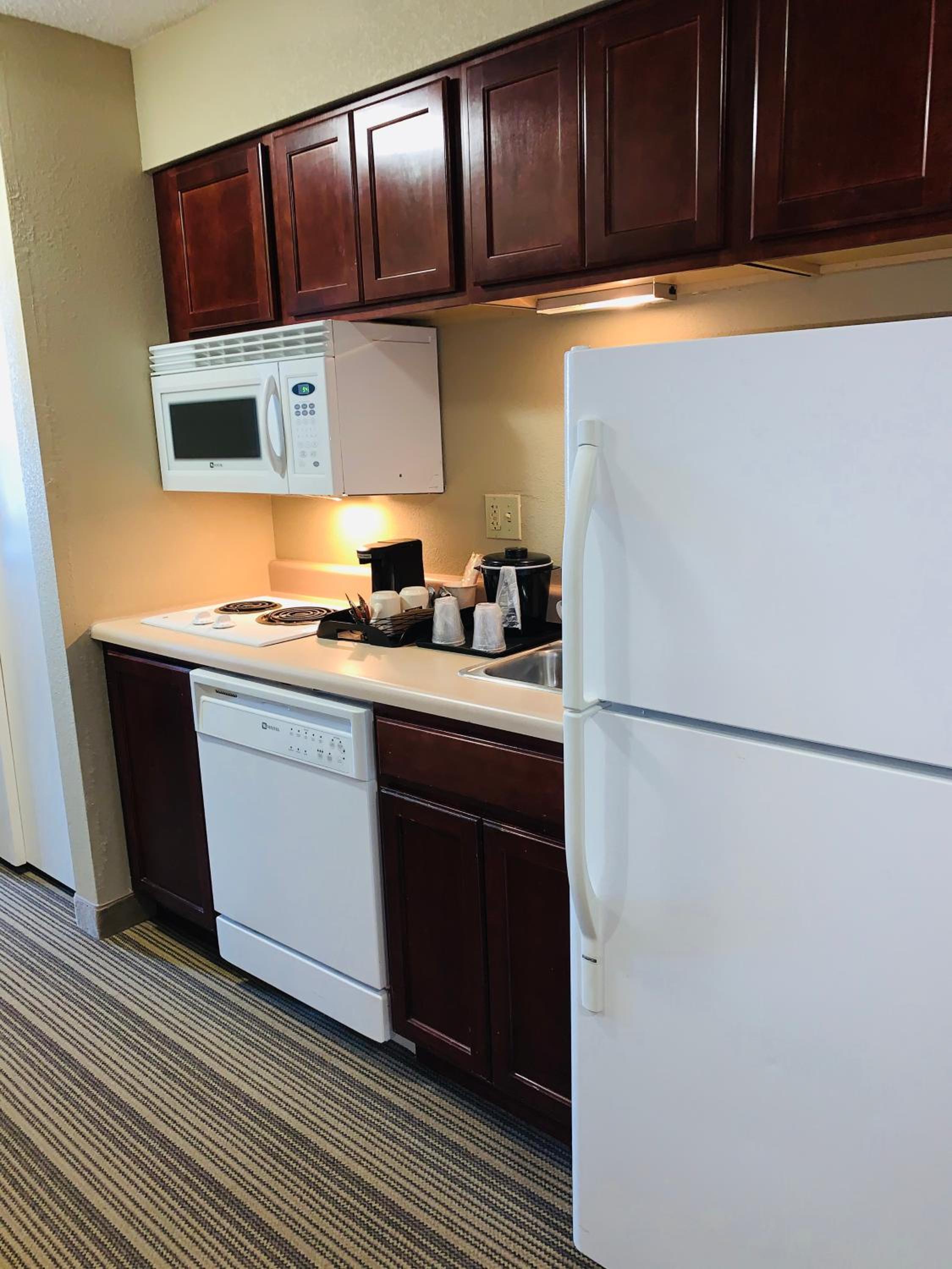 Queen Suite with Kitchen - Disability Access/Non-Smoking photo 3