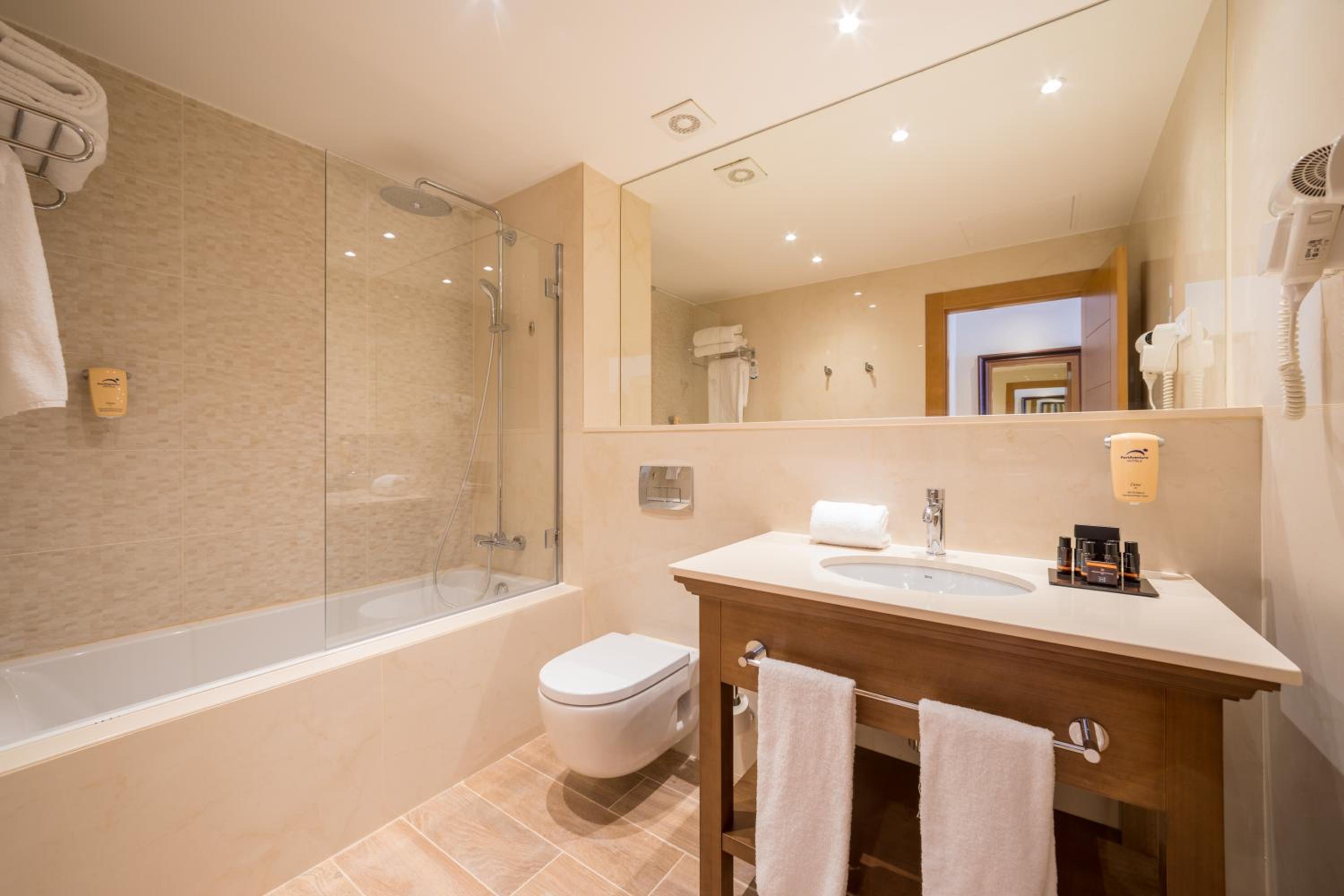 Standard Room with Access to PortAventura Park (3 Adults + 1 Child) + 1 access to Ferrari Land photo 3