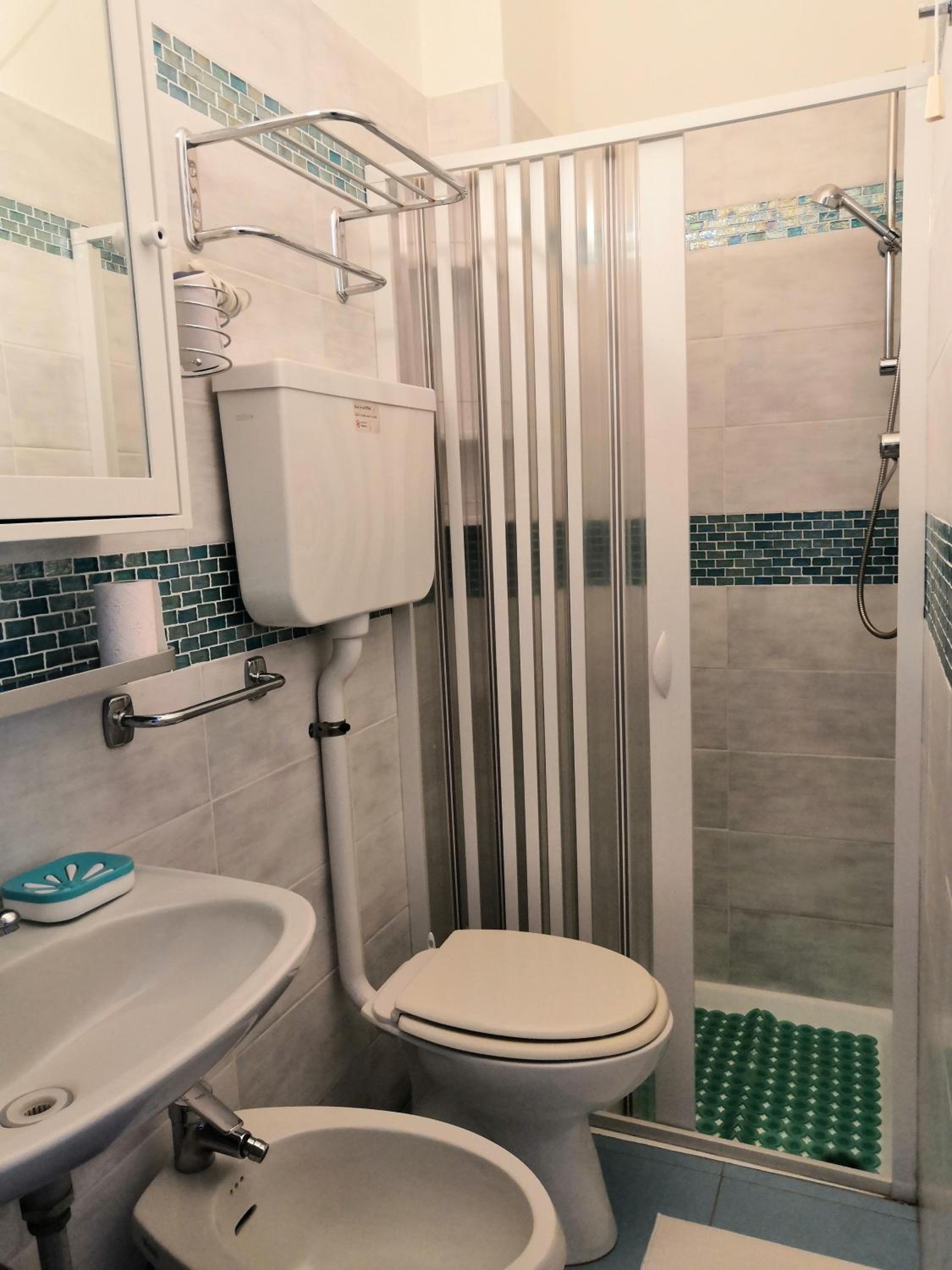 Single Room with Private Bathroom photo 3