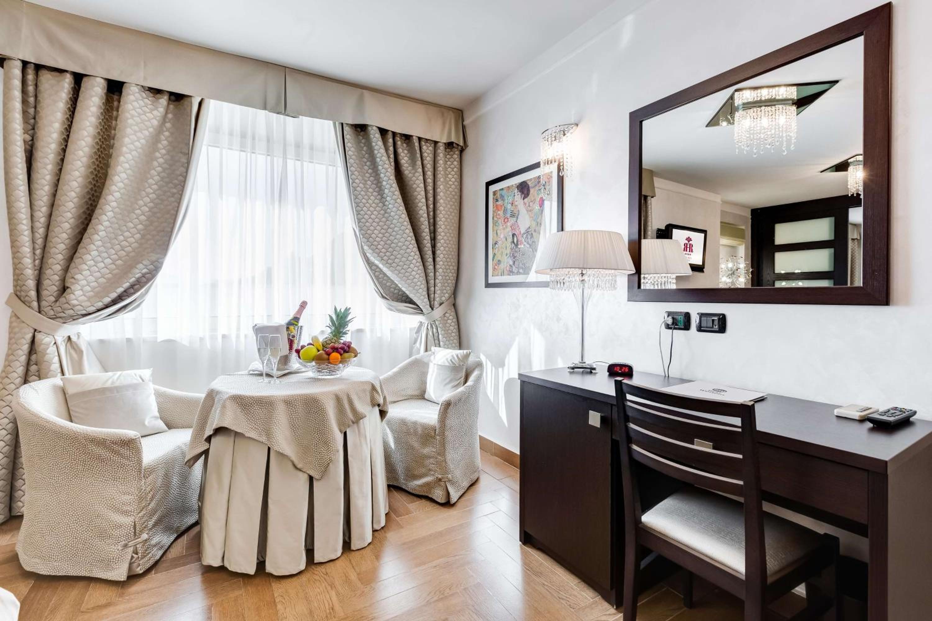 King Suite with Hot Tub and Walk-In Closet - Photo 3