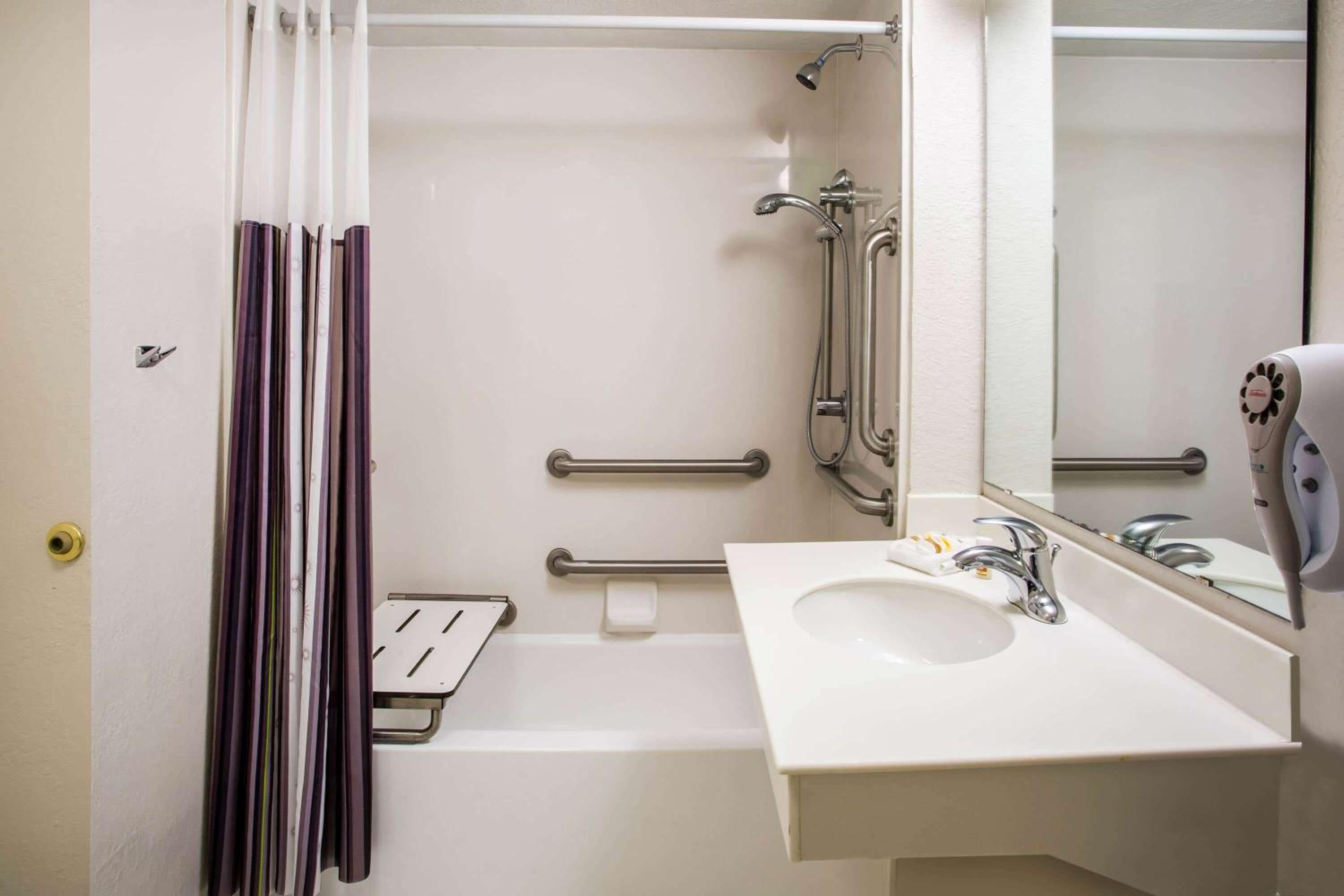 King Room with Bath Tub - Mobility Accessible/Non-Smoking - Photo 4