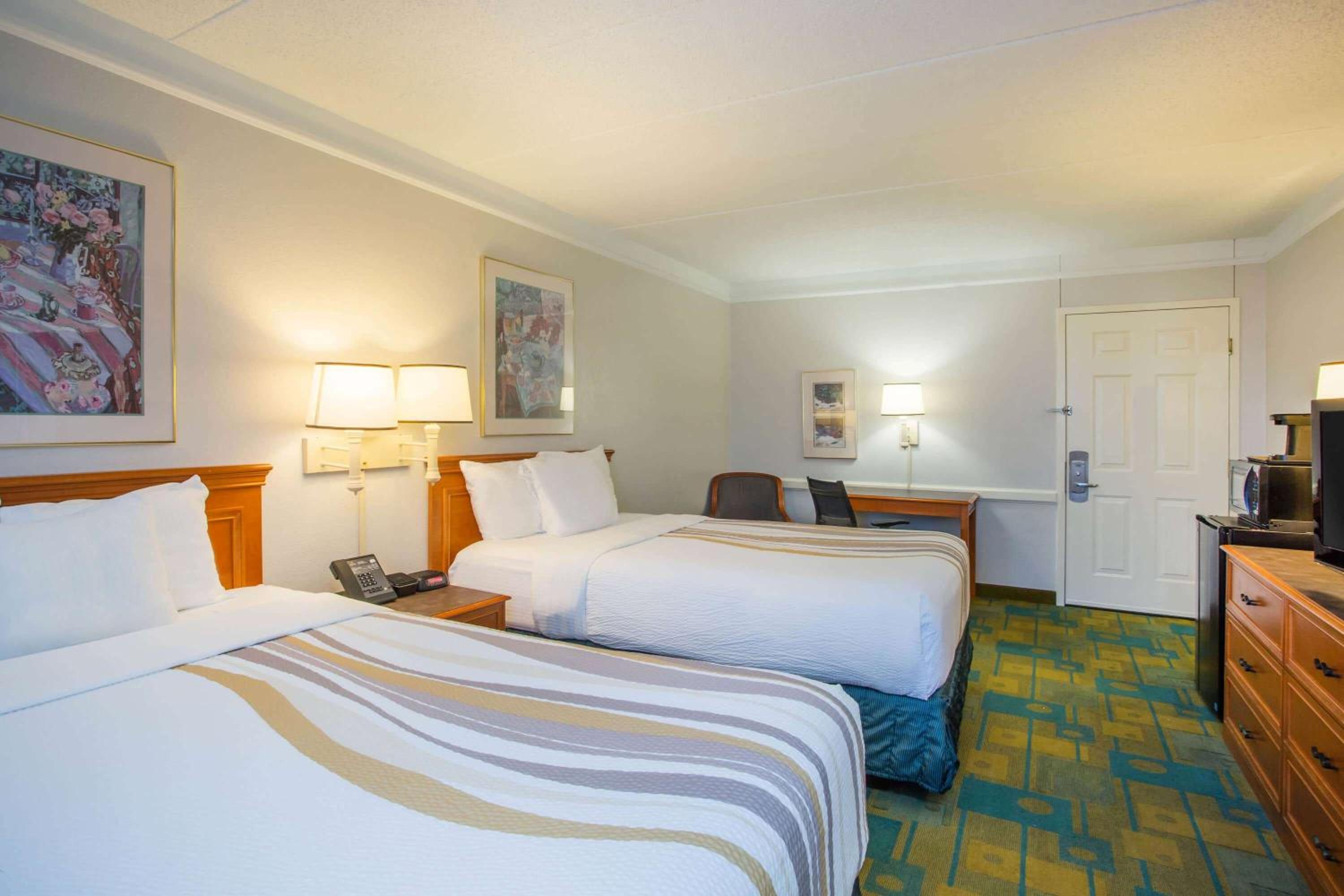Deluxe Room with Two Double Beds - Photo 4