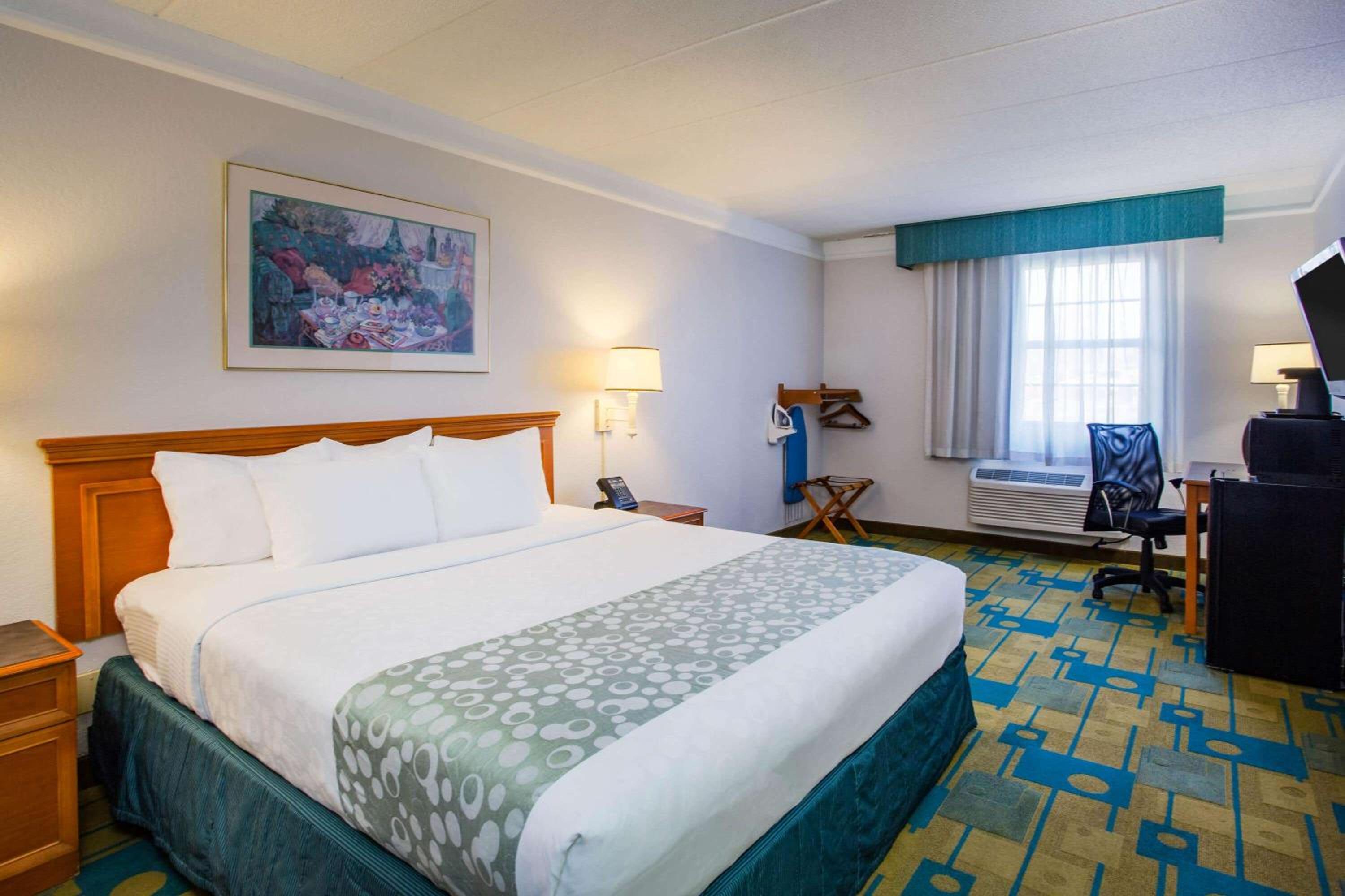 King Room with Bath Tub - Mobility Accessible/Non-Smoking - Photo 1
