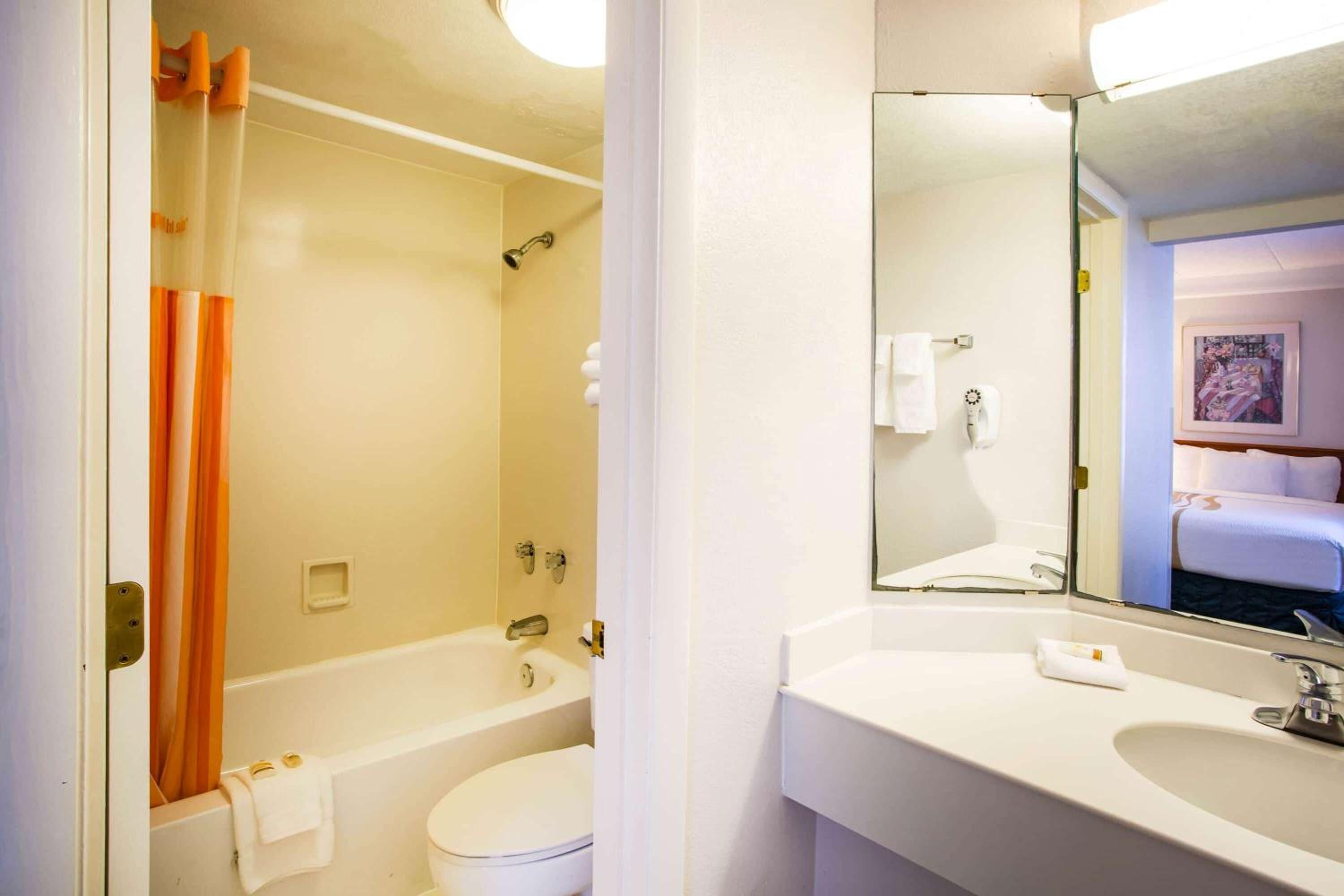 Deluxe King Room - Photo 2