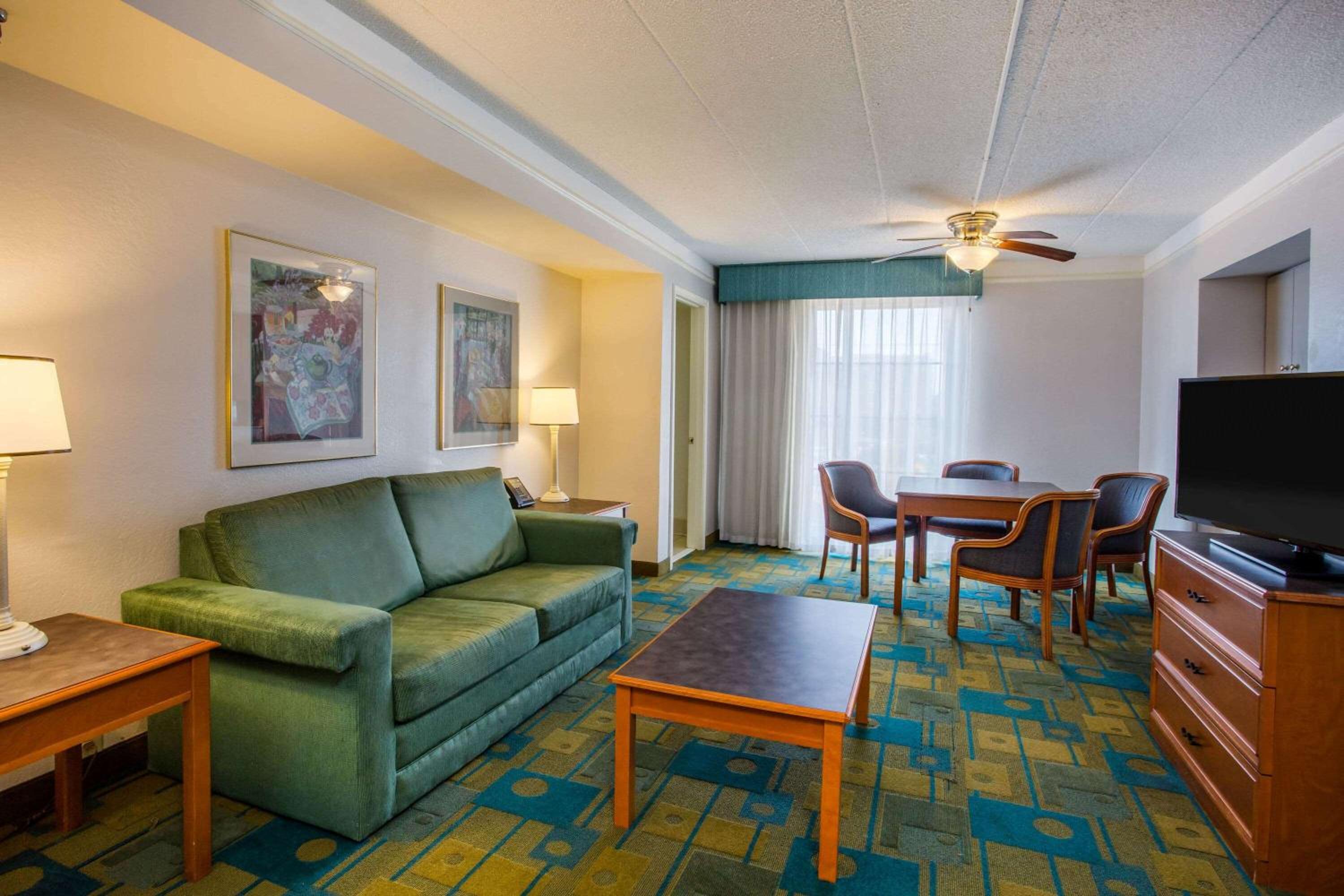 King Suite - Non-Smoking - Photo 2