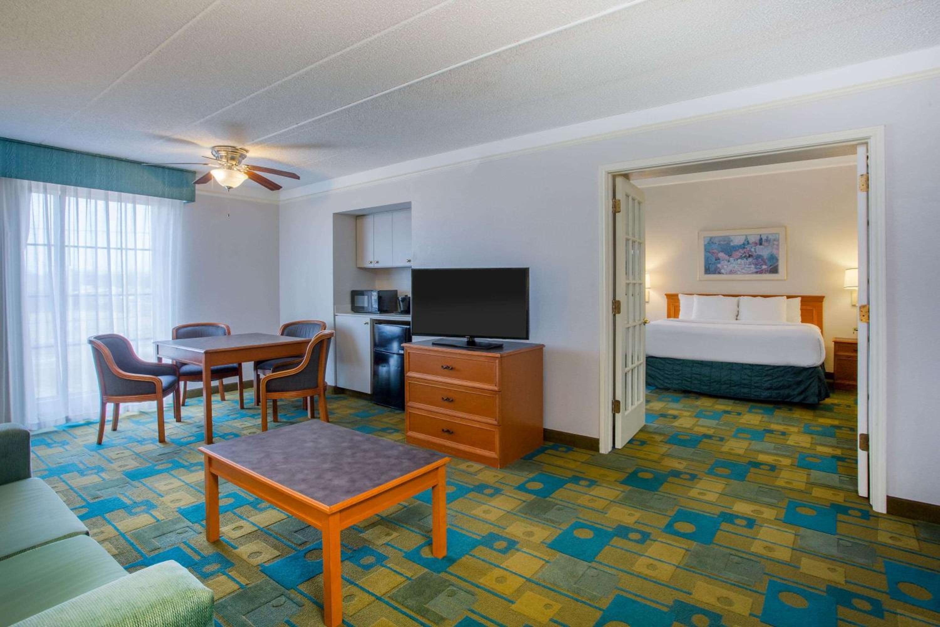 King Suite - Non-Smoking - Photo 4