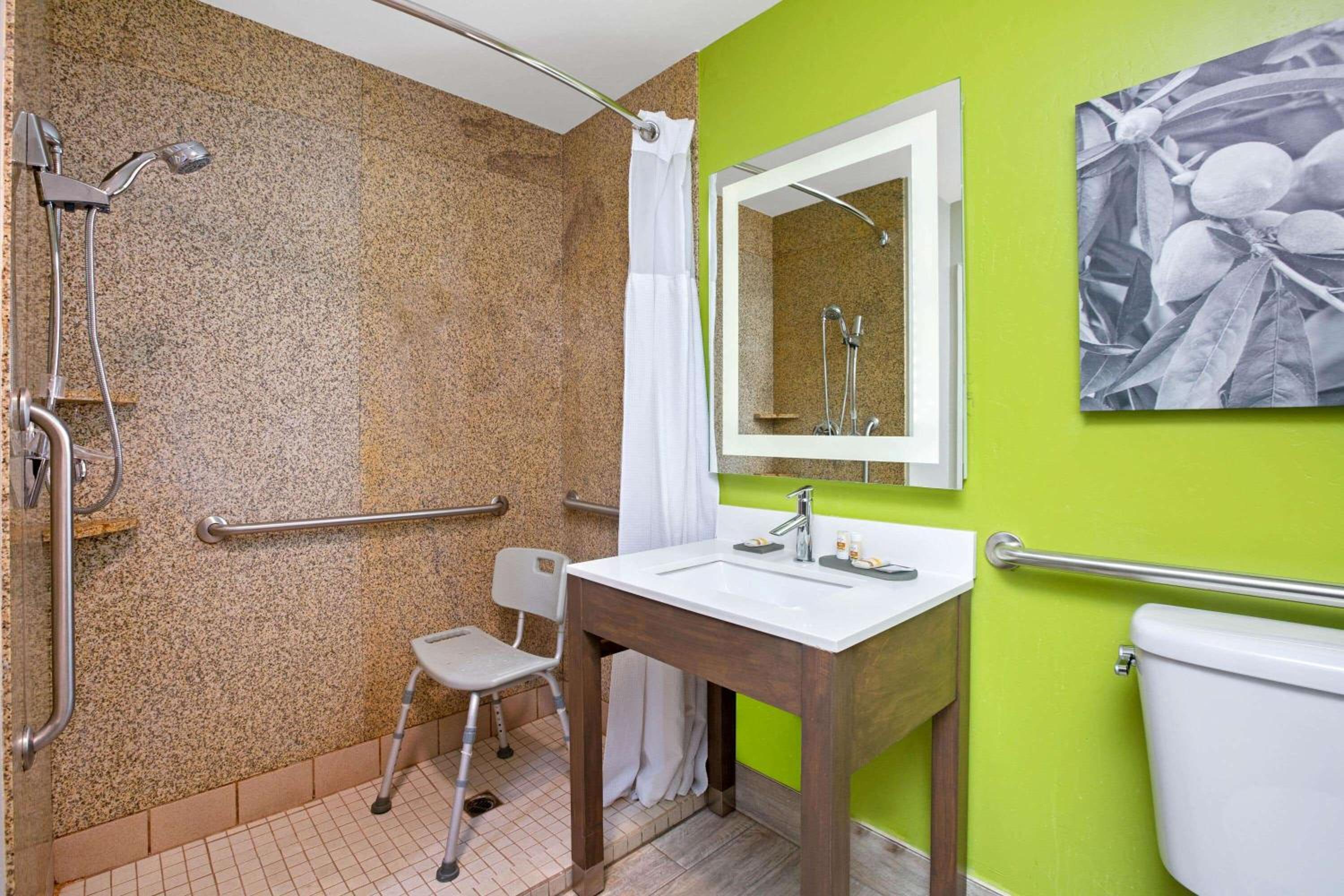 Double Room with Two Double Beds - Mobility Accessible/Non-Smoking - Photo 3