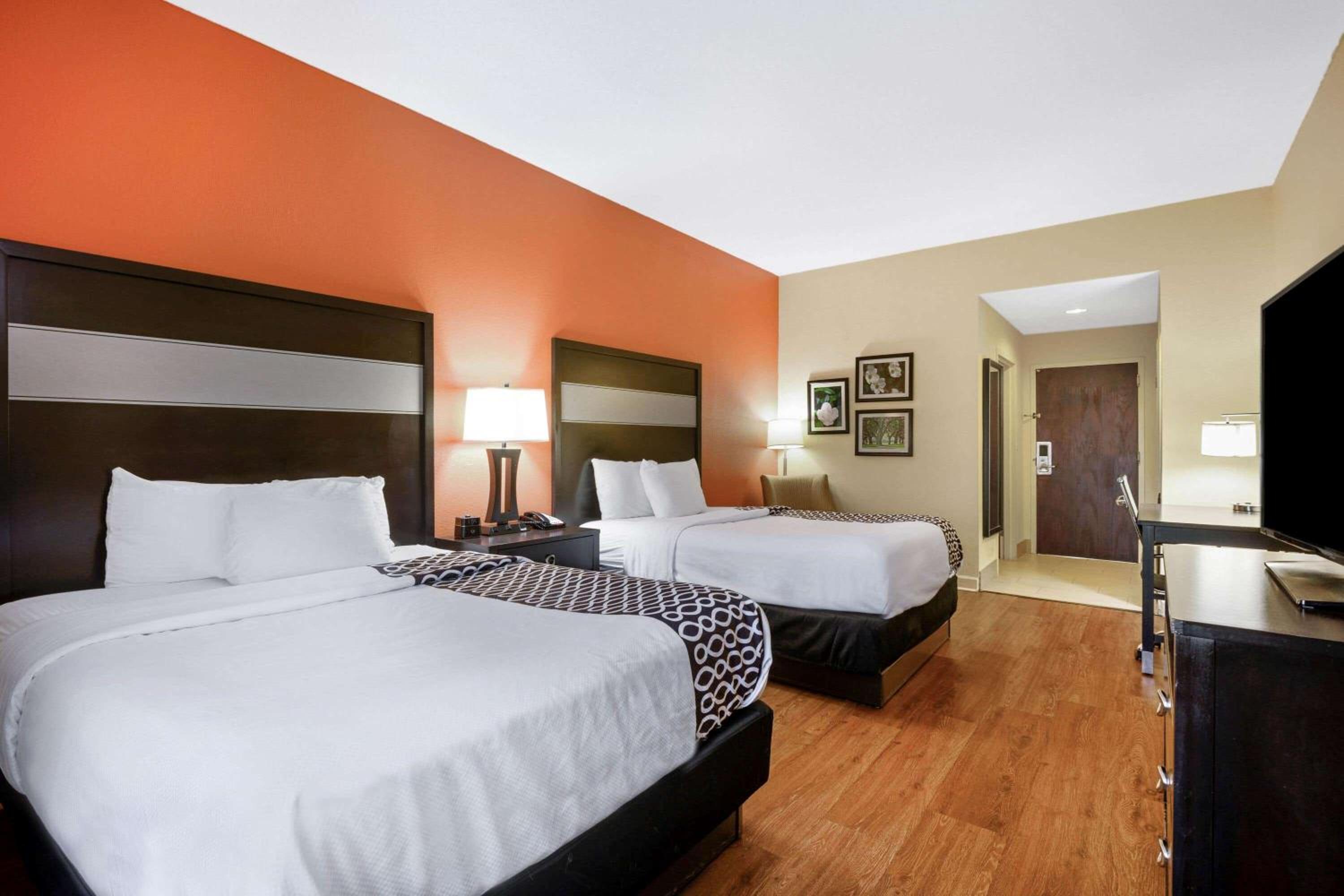 Queen Room with Two Queen Beds - Photo 2