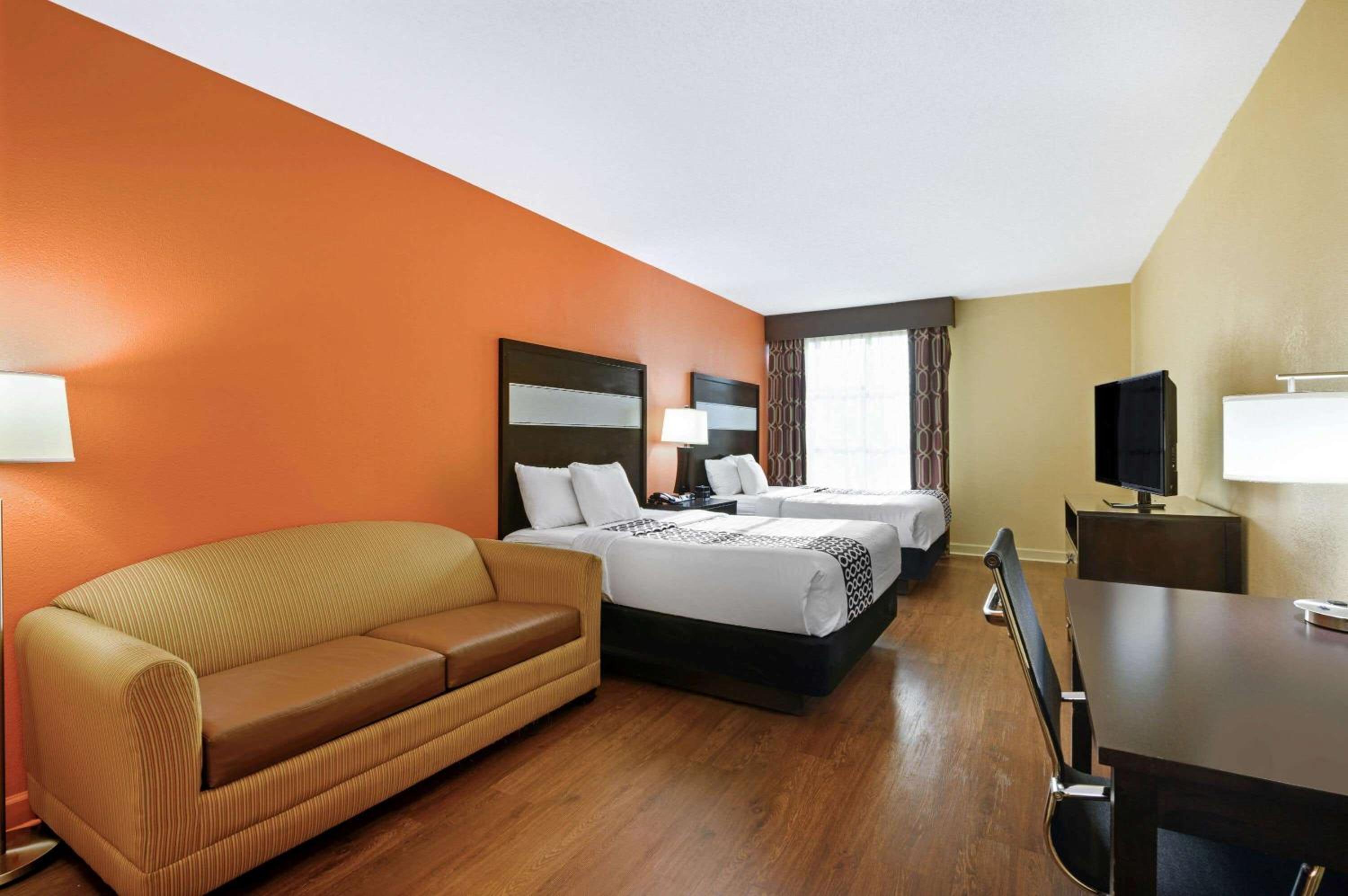 Deluxe Queen Room with Two Queen Beds - Non-Smoking - Photo 3