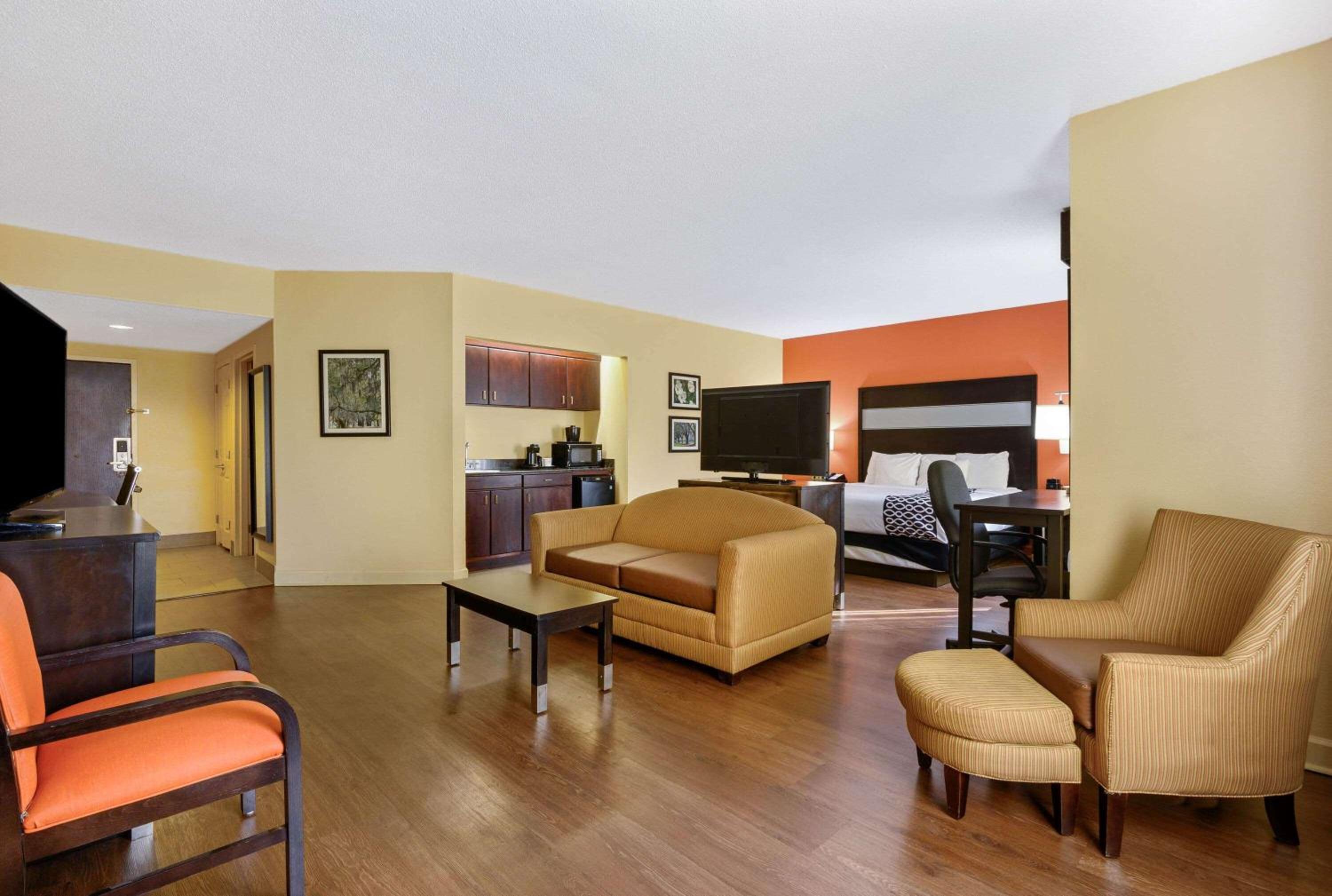 Deluxe Family Room - Non-Smoking - Photo 5