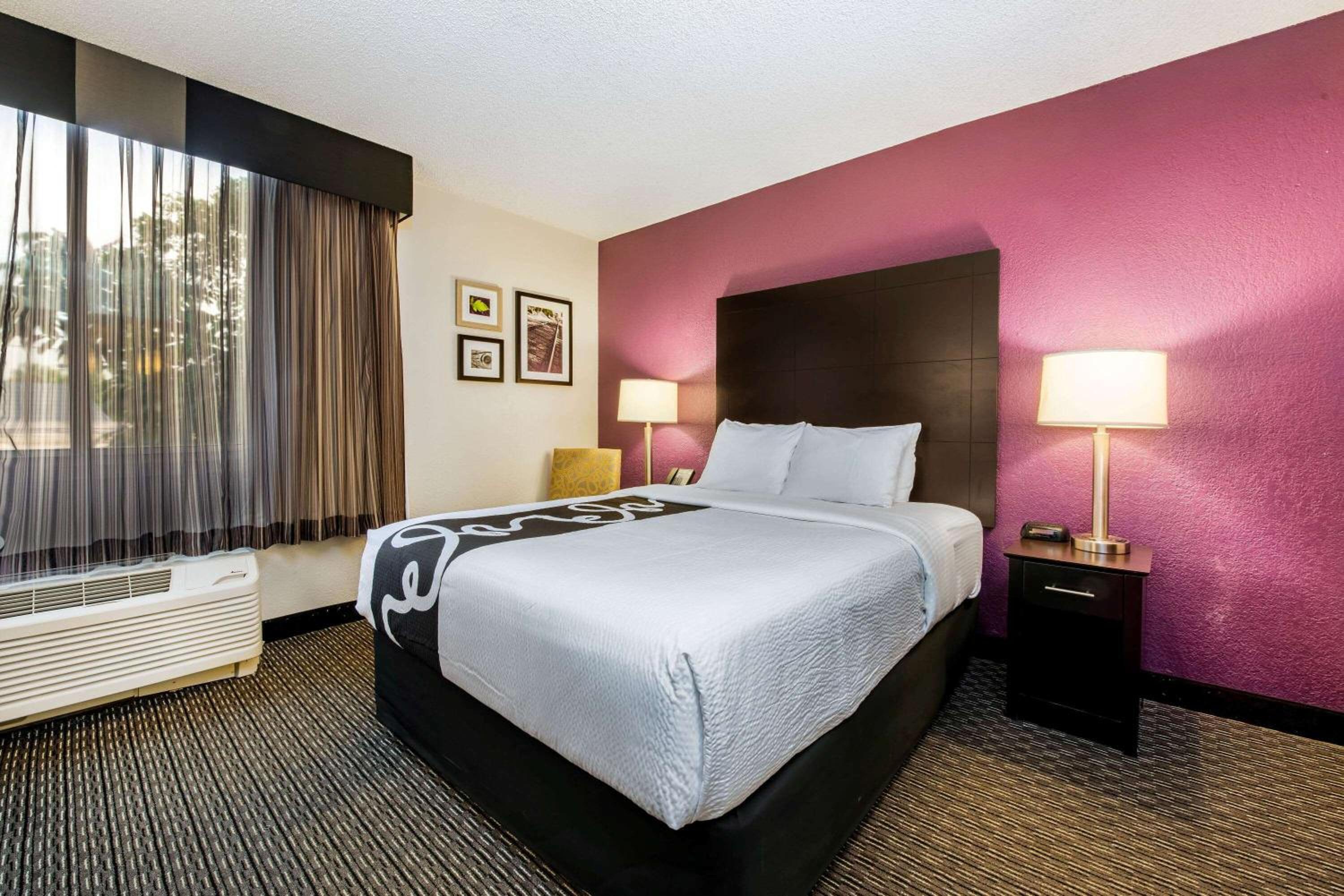 Deluxe Queen Room - Photo 2