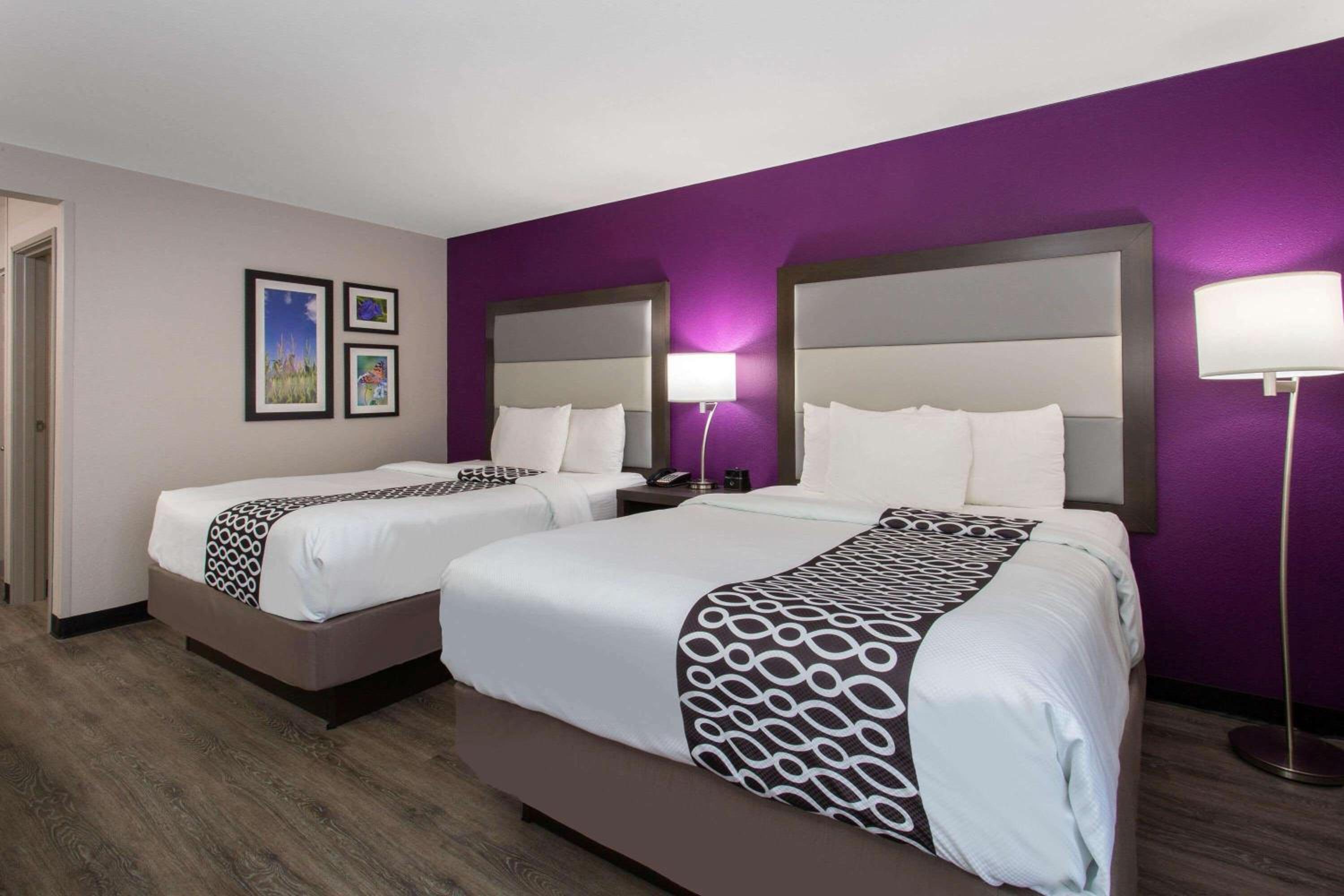 Queen Room with Two Queen Beds - Non-Smoking - Photo 4