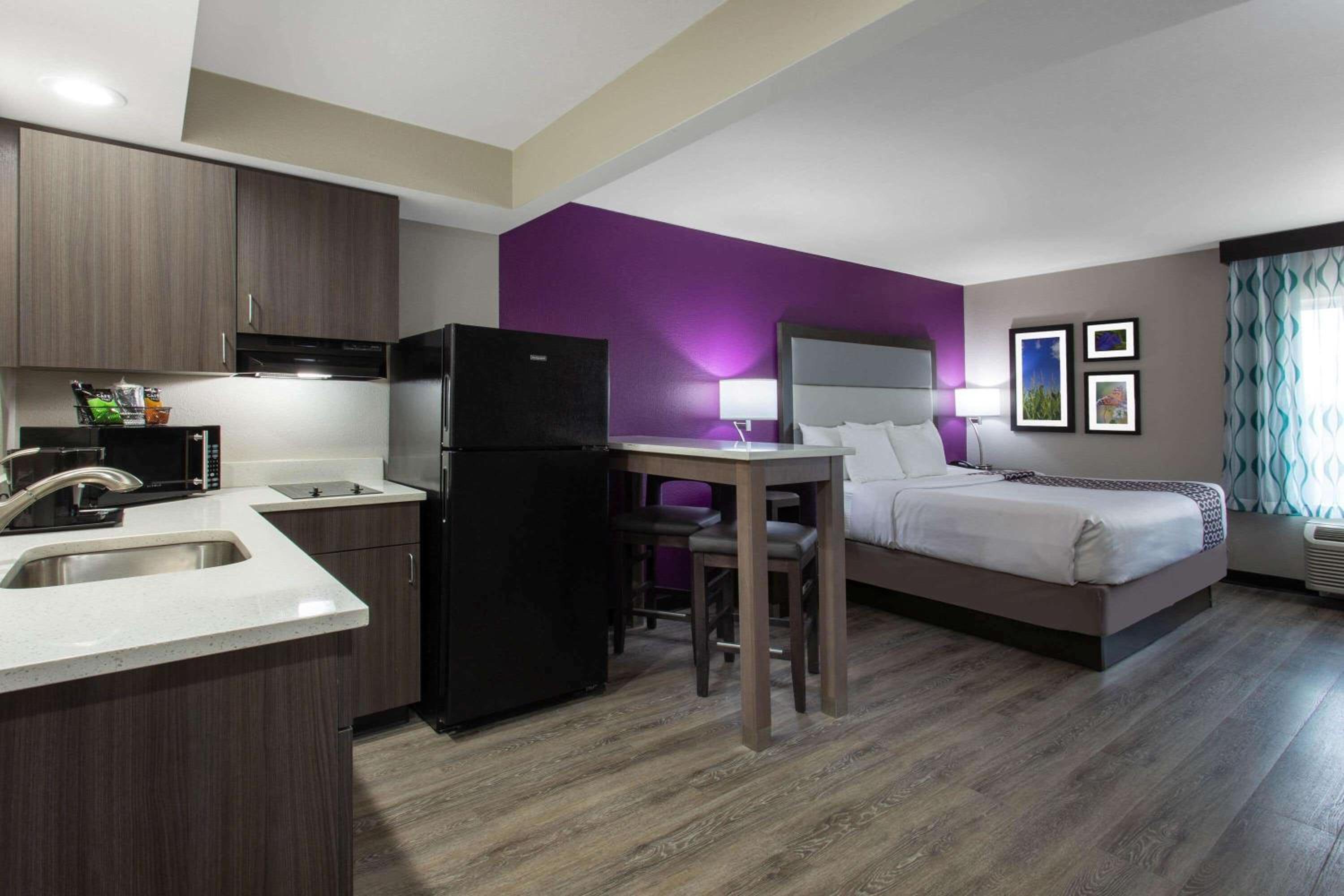 King Suite with Kitchenette - Non-Smoking - Photo 3