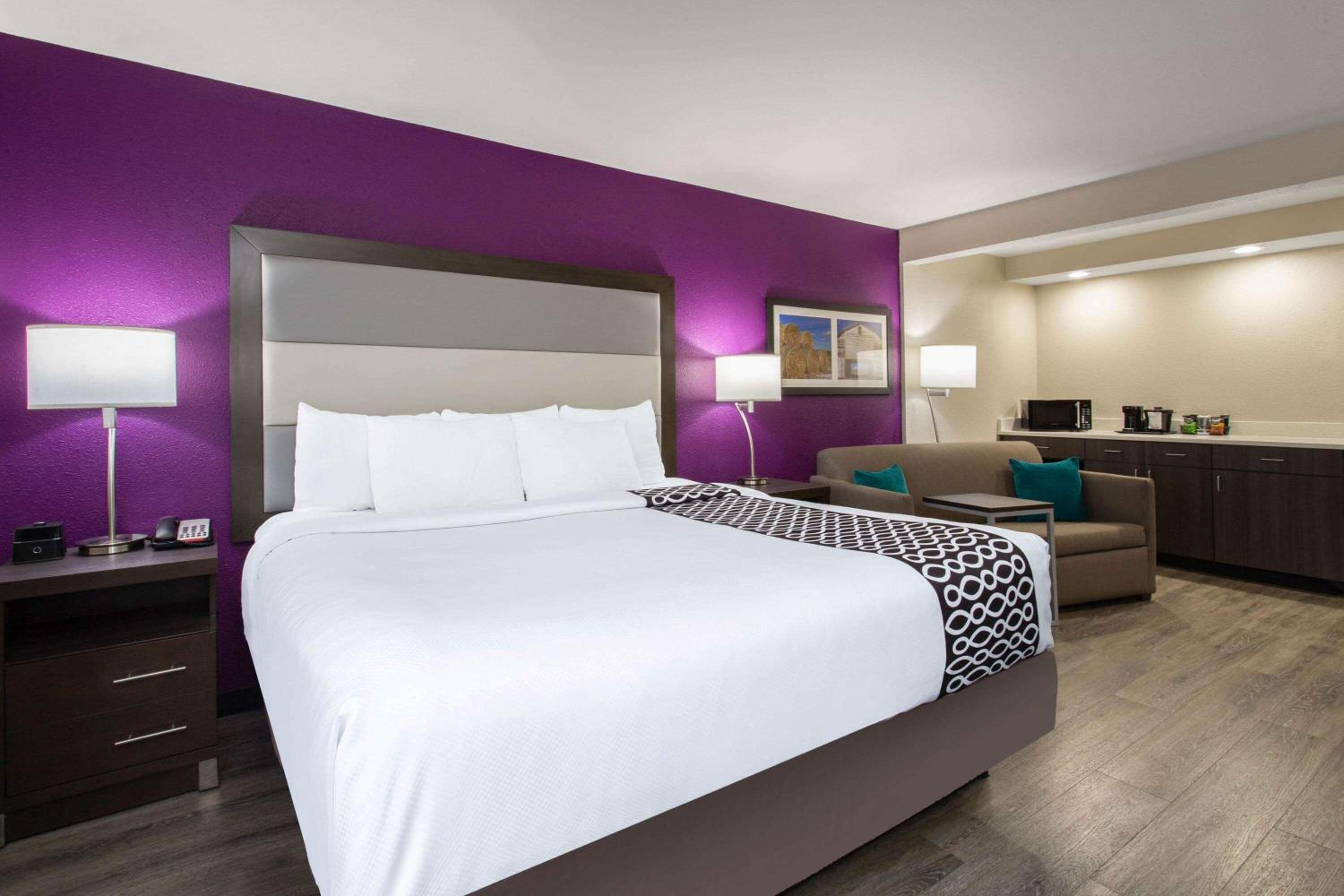 Executive King Room with Sofa Bed - Non- Smoking - Photo 2