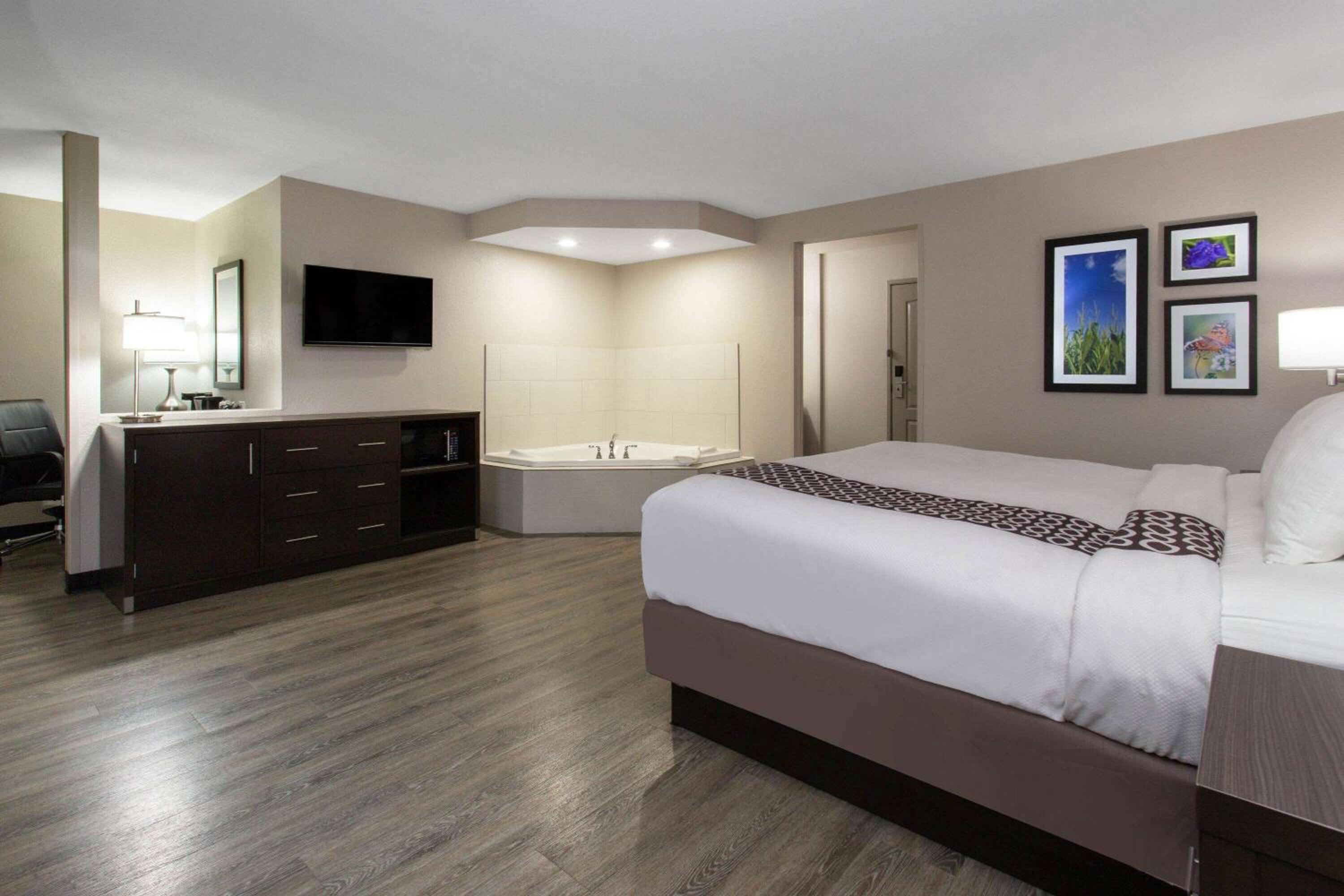 King Room with Jetted Tub - Non-Smoking - Photo 4