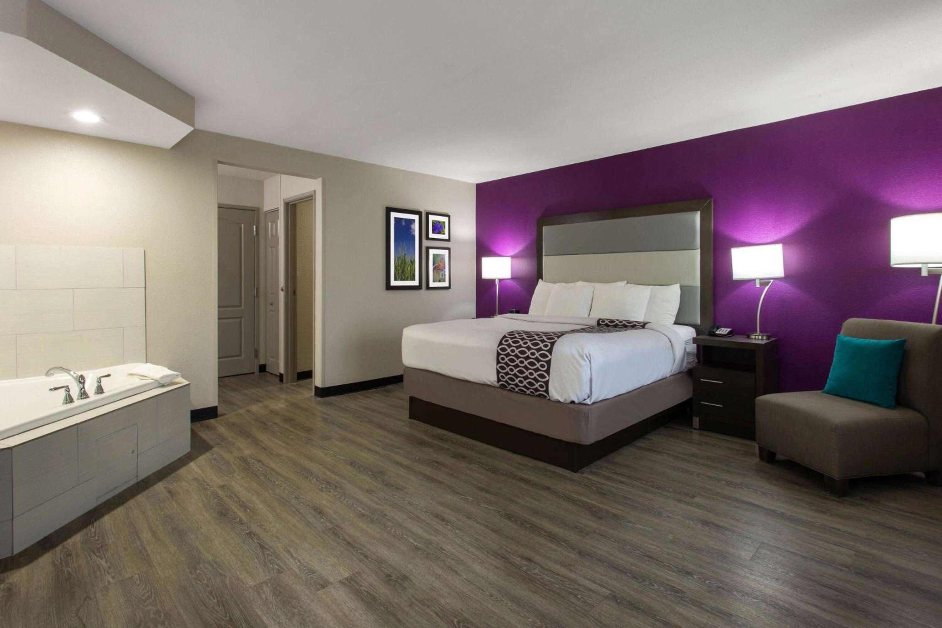 King Room with Jetted Tub - Non-Smoking - Photo 5
