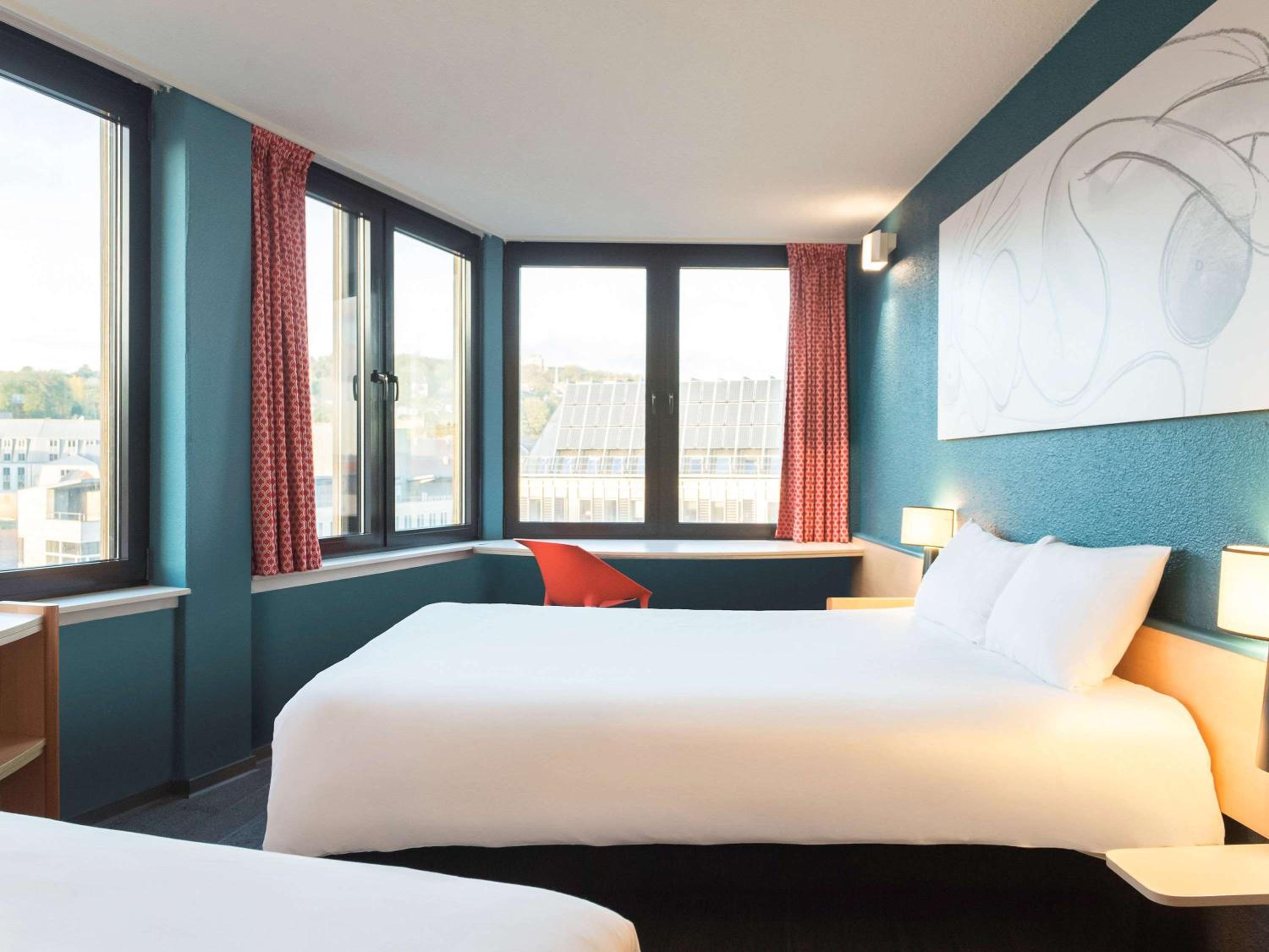Superior Room with One Double Bed and One Single Bed - Photo 3