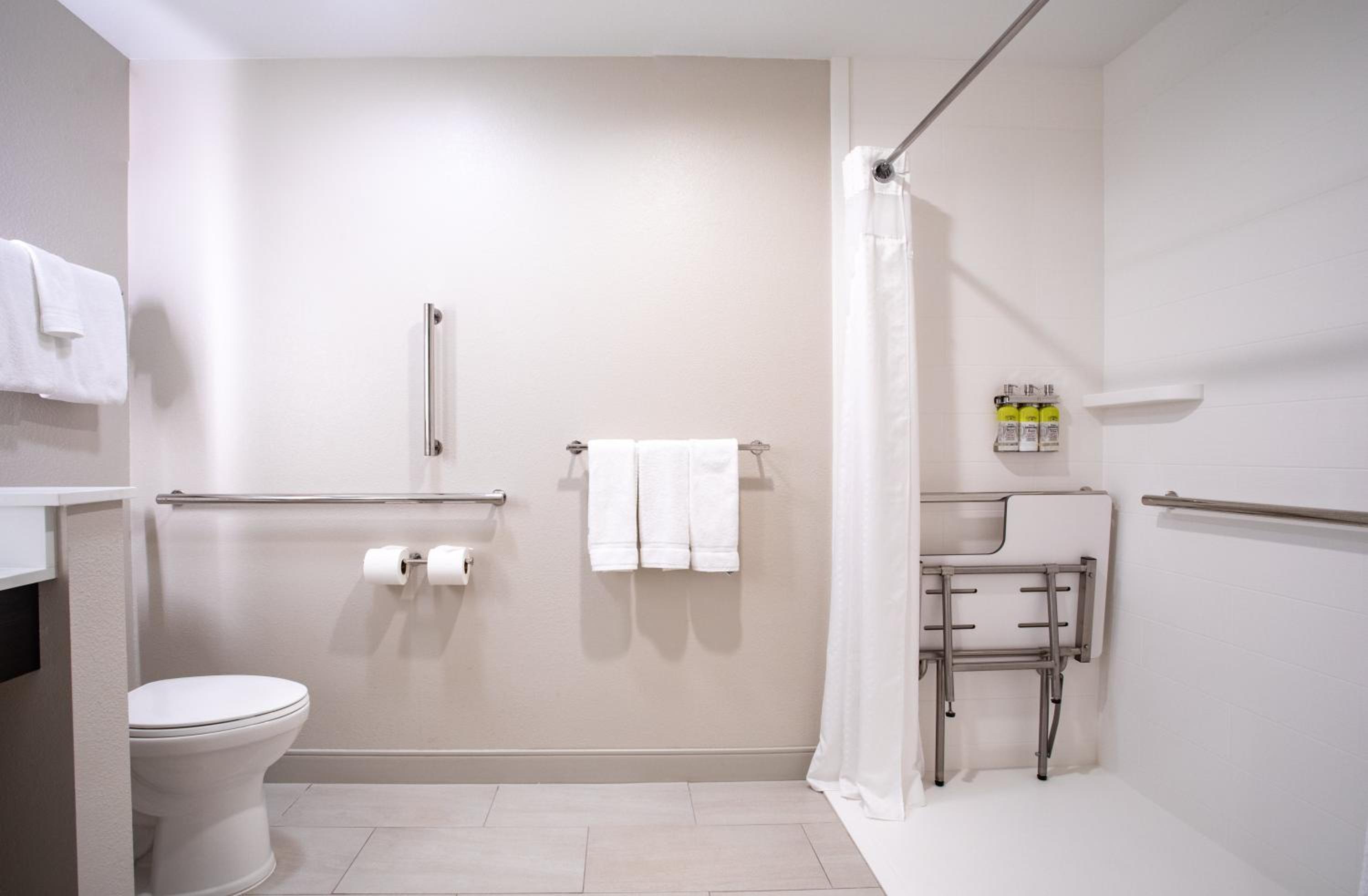 King Room with Mobility Accessible Shower - Non-Smoking - Photo 5