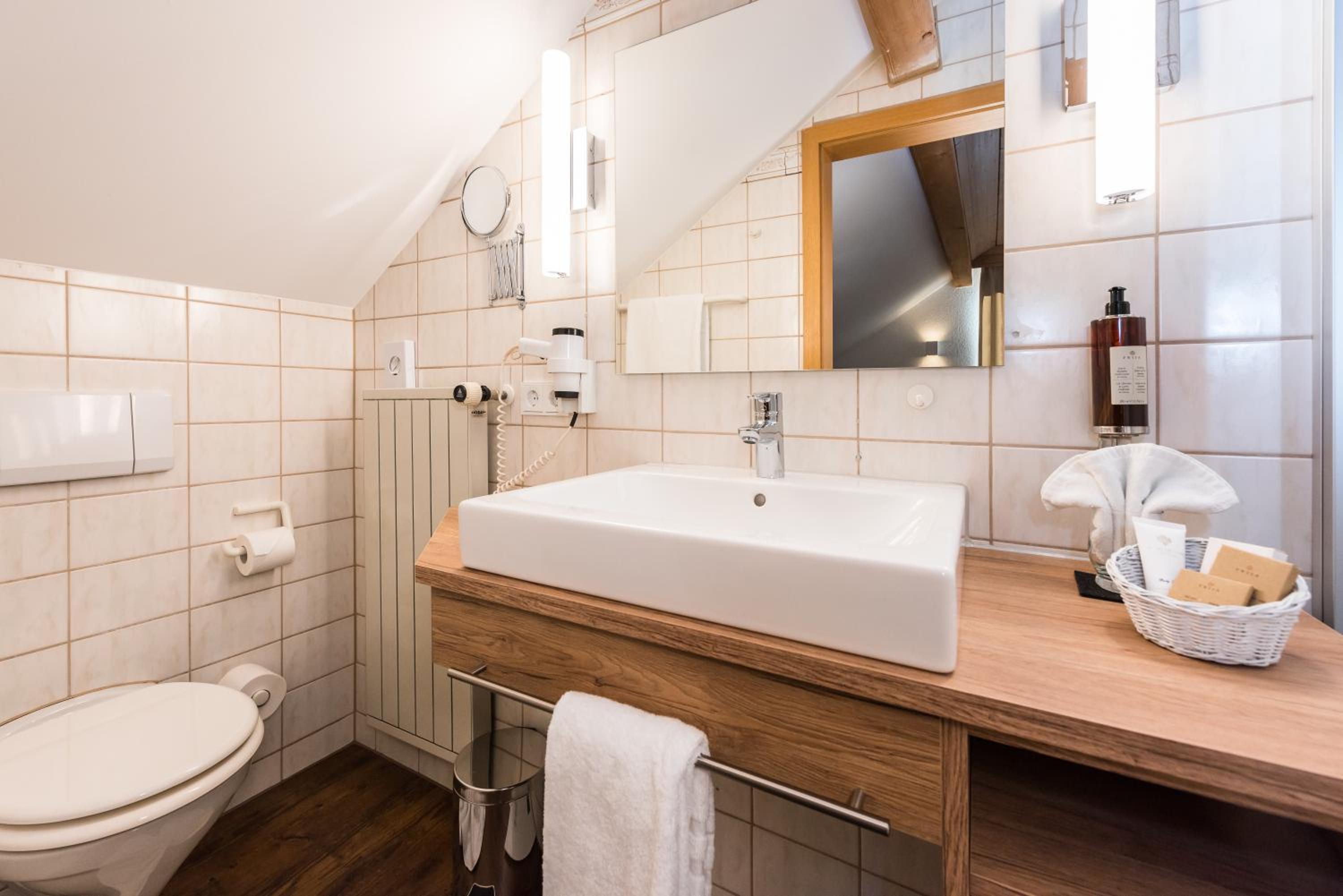 Standard Double Room with Balcony - Photo 6