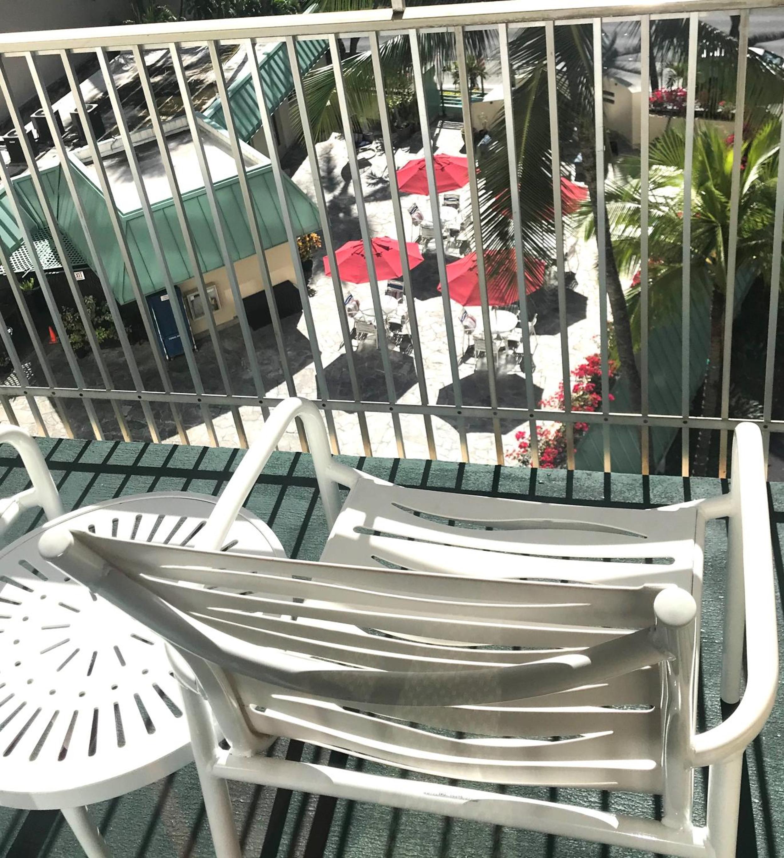 King Room with Balcony - Non-Smoking - Photo 4